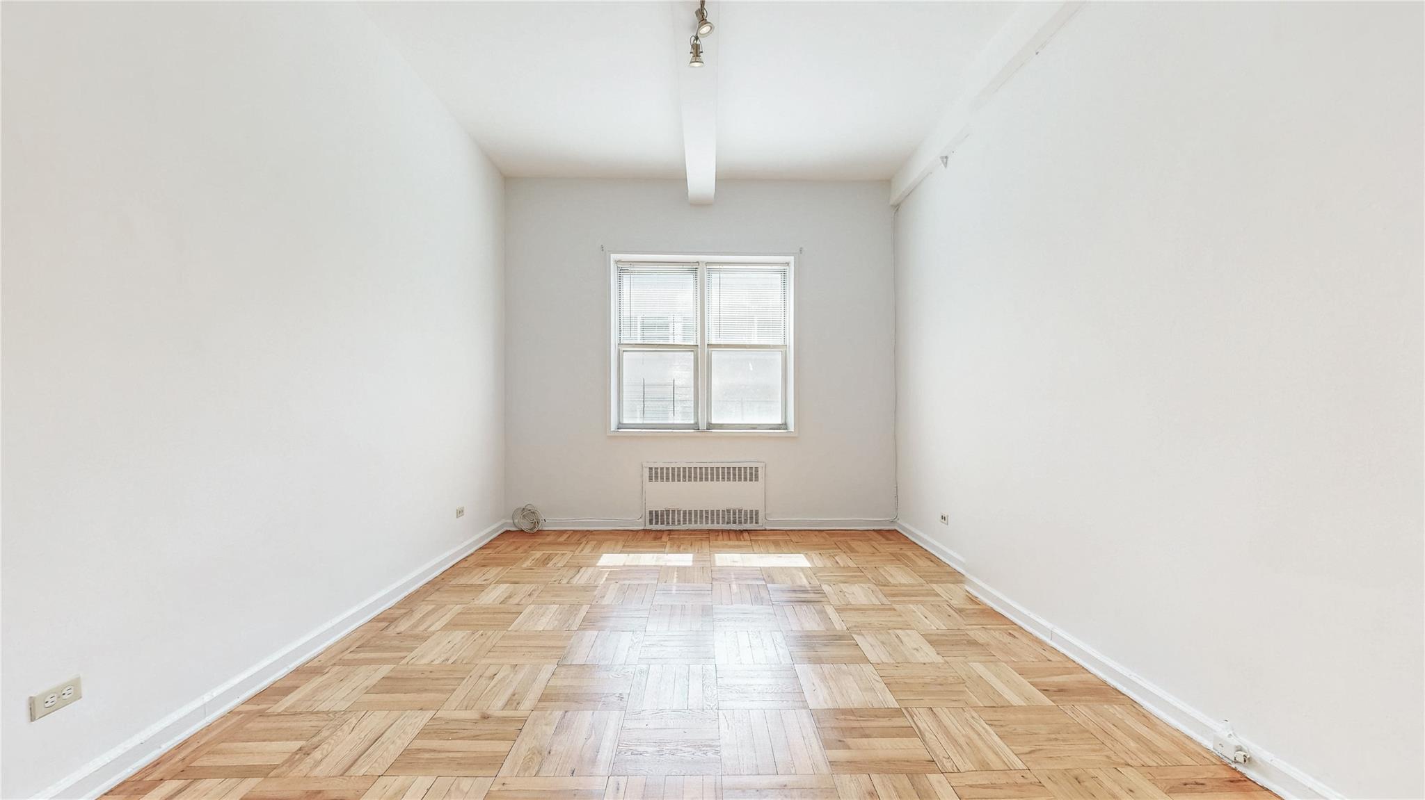 #3 photo, 67-30 Clyde St, クイーンズ区 Forest Hills , NY 11375