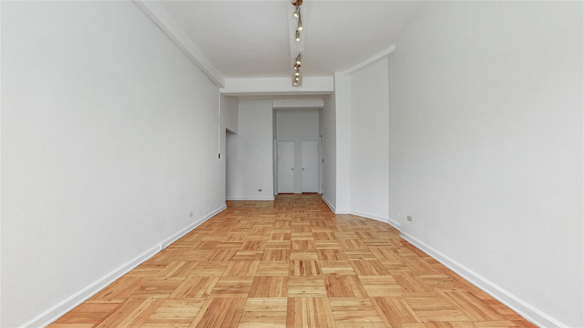 #4 photo, 67-30 Clyde St, クイーンズ区 Forest Hills , NY 11375