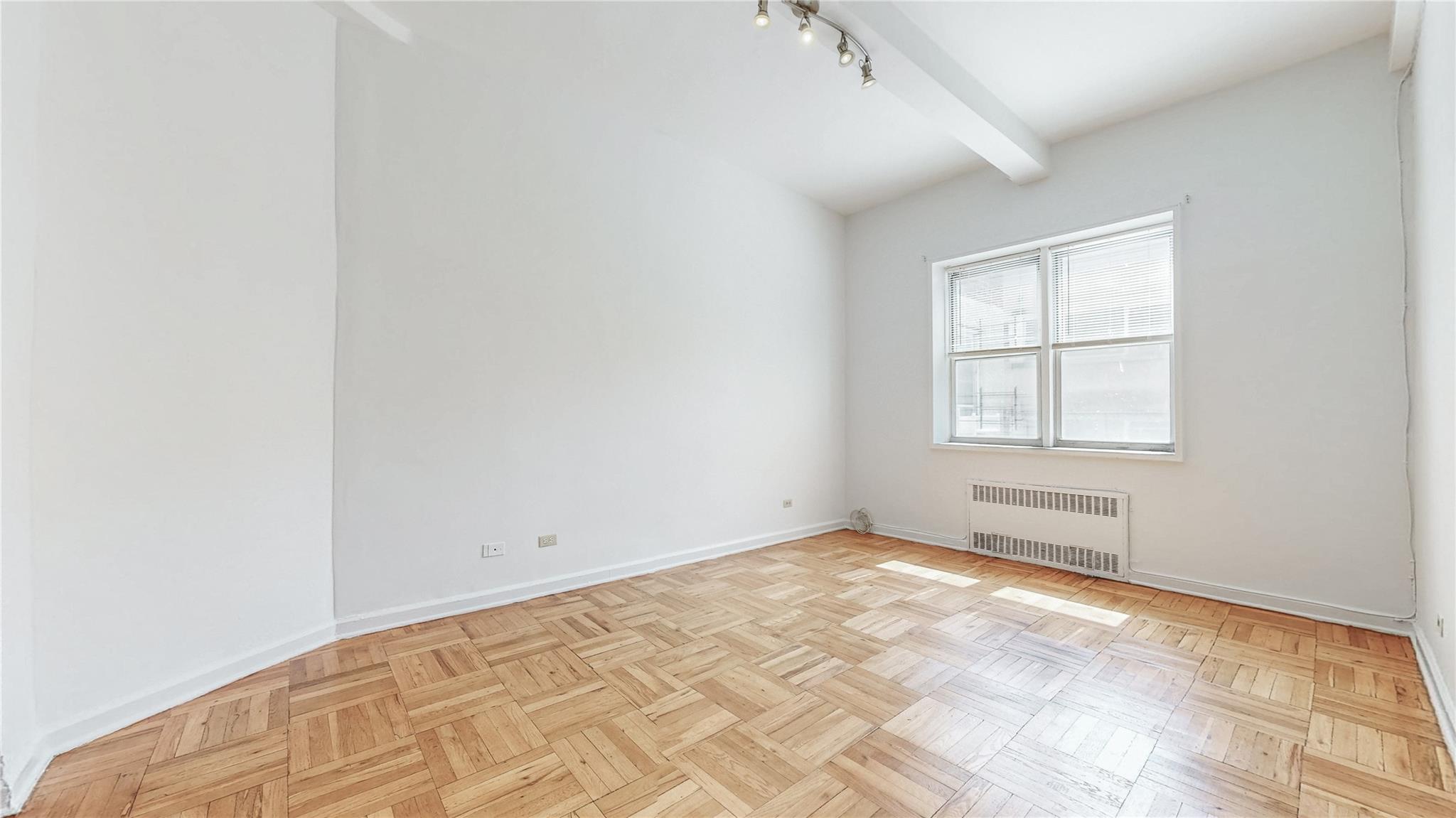 #5 photo, 67-30 Clyde St, クイーンズ区 Forest Hills , NY 11375