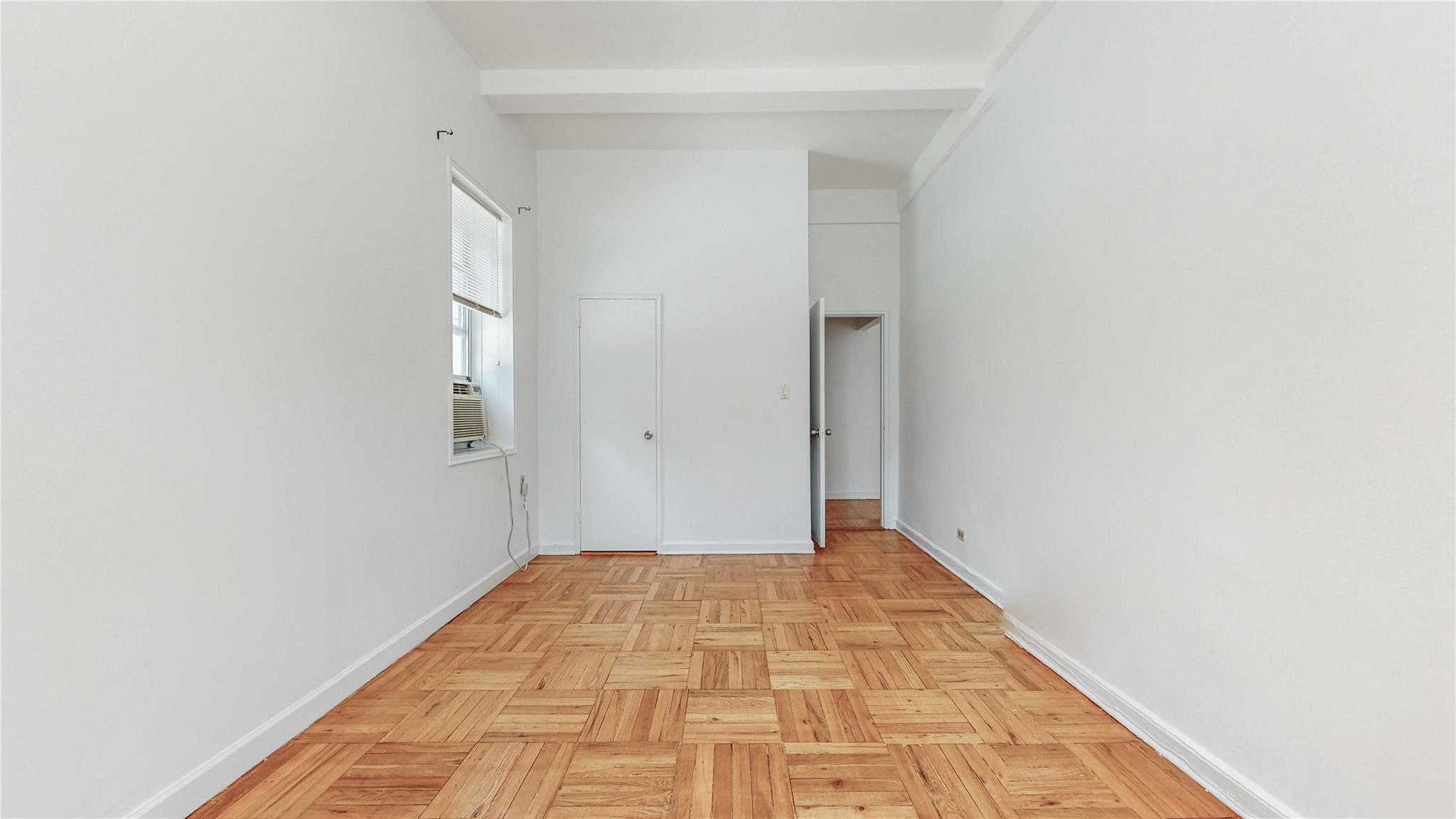 #7 photo, 67-30 Clyde St, クイーンズ区 Forest Hills , NY 11375