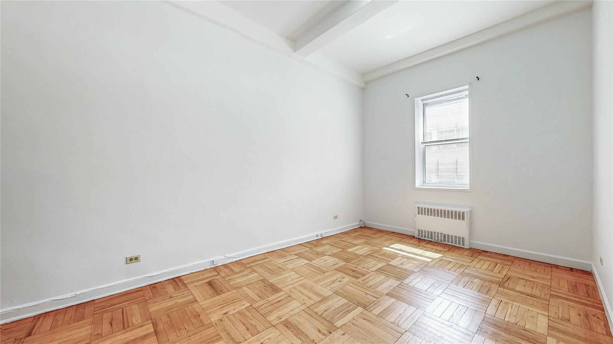 #8 photo, 67-30 Clyde St, クイーンズ区 Forest Hills , NY 11375