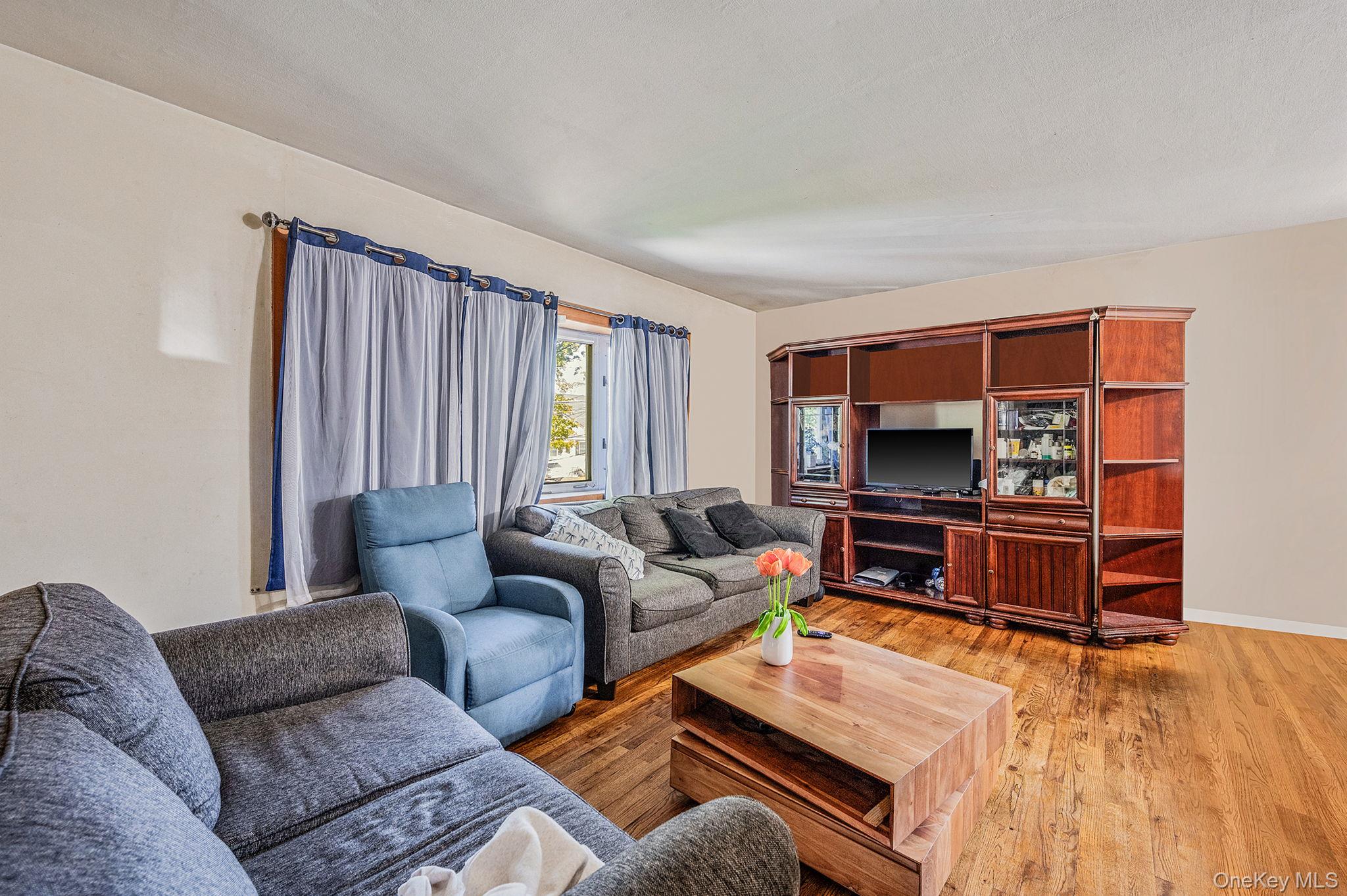 #11 photo, 8 Willoughby Street, Brentwood , NY 11717