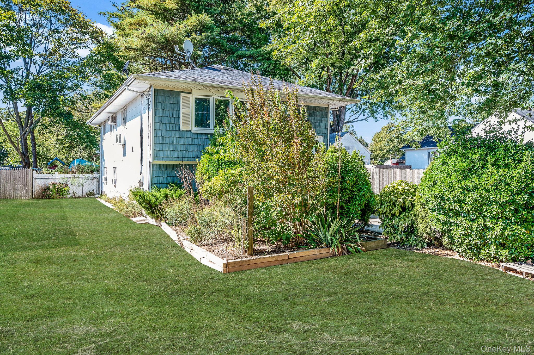 #4 photo, 8 Willoughby Street, Brentwood , NY 11717