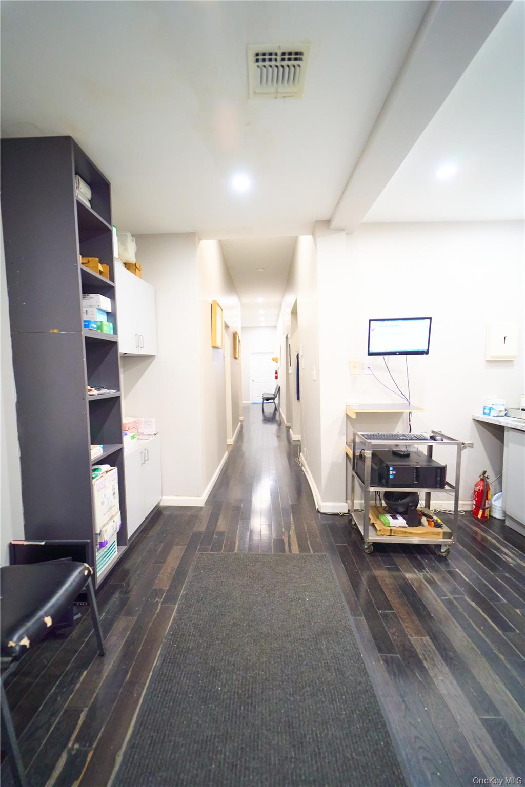 #19 photo, 257-259 Nassau Road, ナッソー郡 Roosevelt , NY 11575