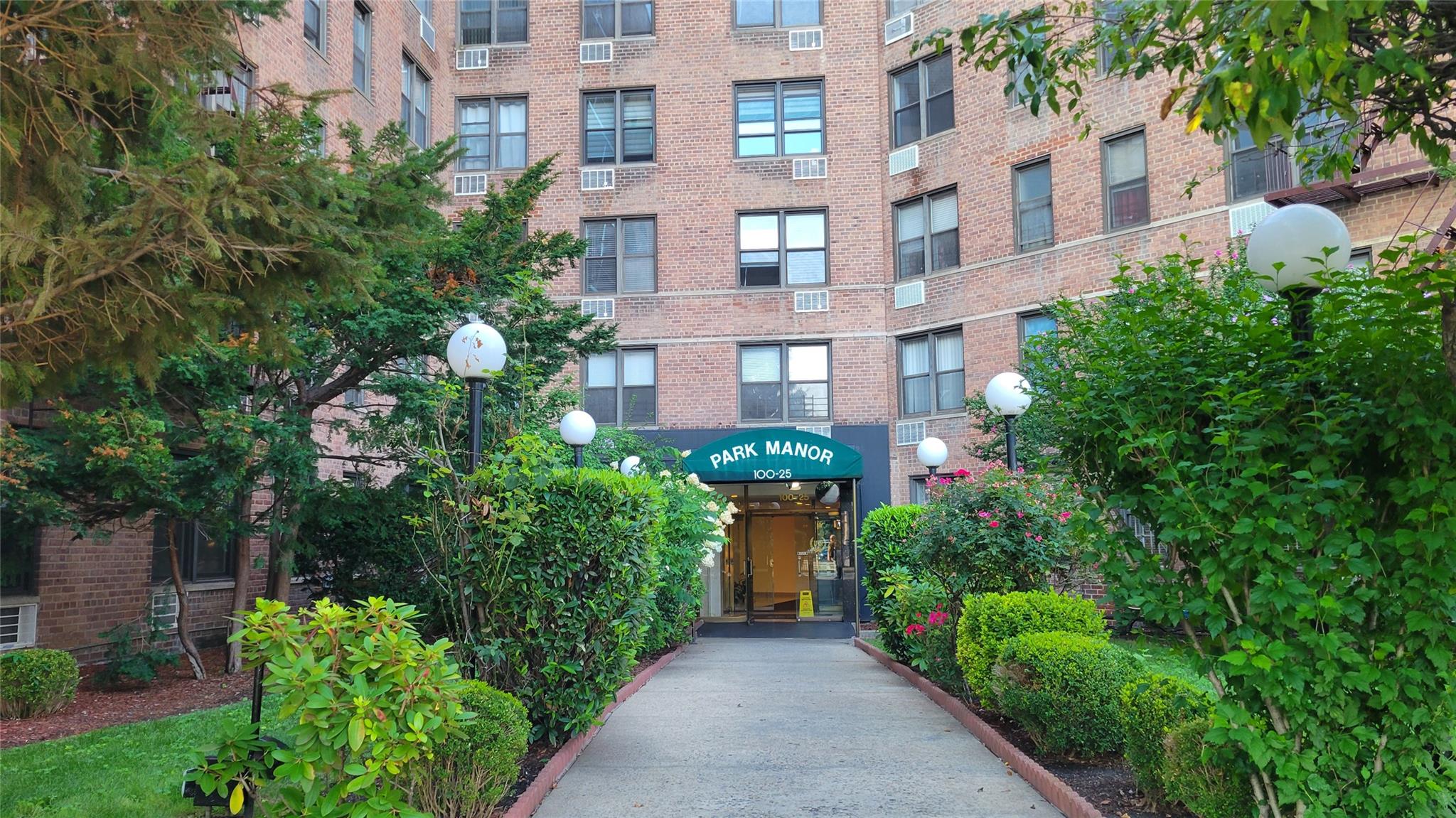 #1 photo, 100-25 Queens Boulevard, फॉरेस्ट हिल्स Forest Hills , NY 11375