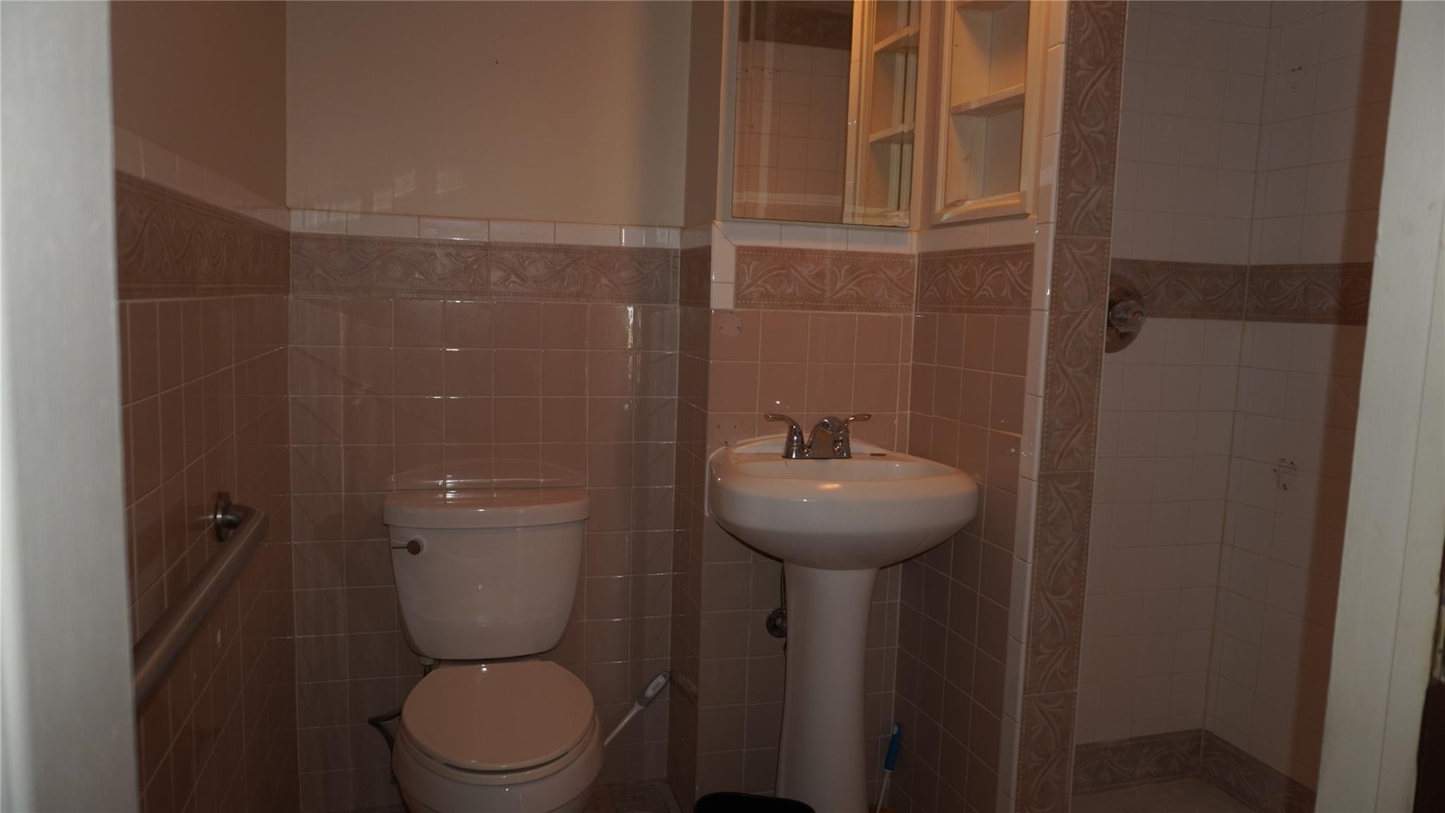 #5 photo, 1443 Deer Park Avenue, サフォーク郡 North Babylon , NY 11703