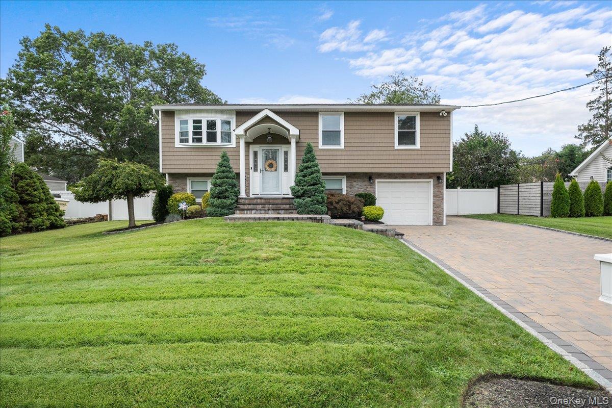 #1 photo, 22 Fiesta Drive, サフォーク郡 Centereach , NY 11720