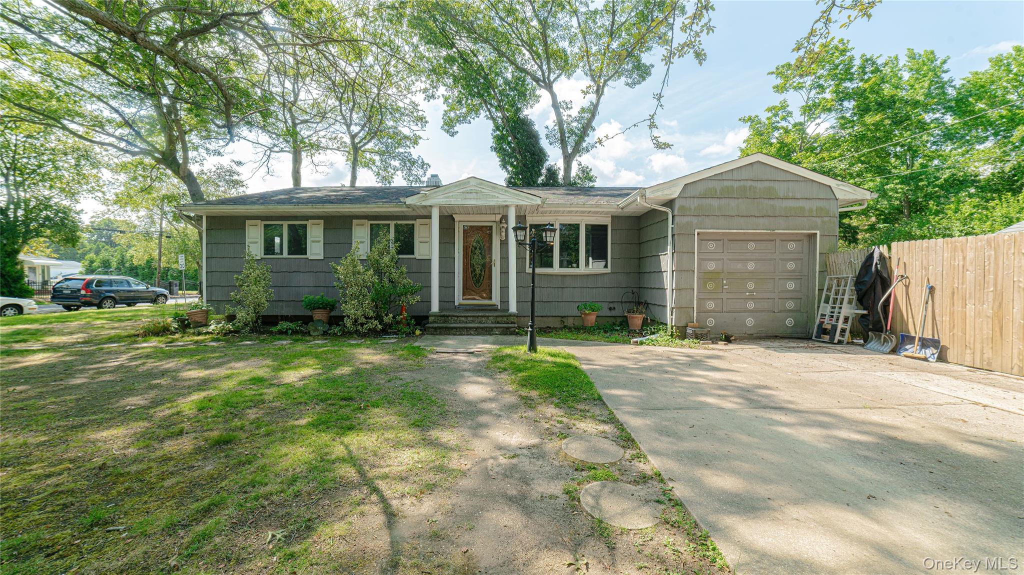 #1 photo, 1120 Spur Drive, सफ़ोक काउंटी Bay Shore , NY 11706