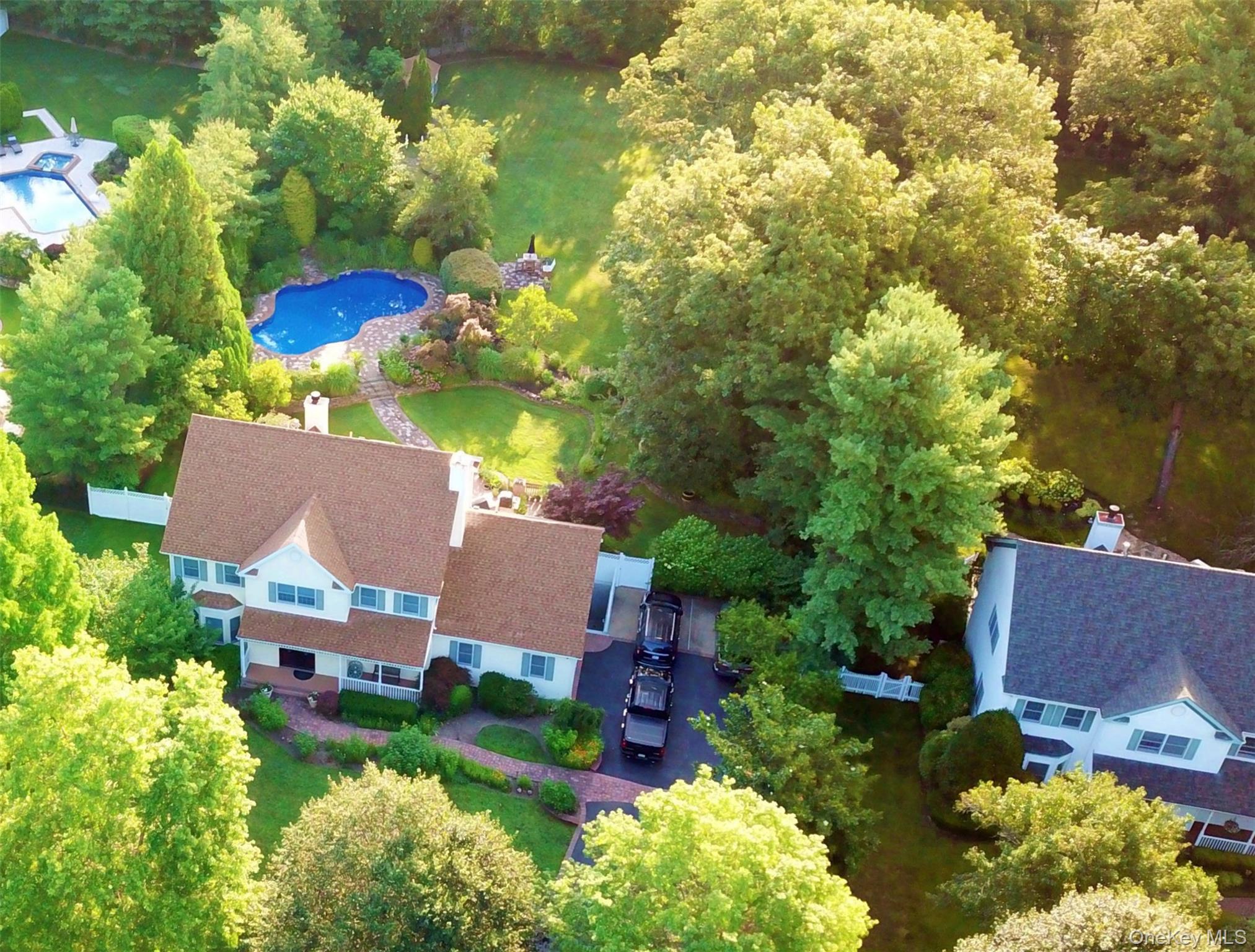 #1 photo, 16 Dupont Court, सफ़ोक काउंटी Dix Hills , NY 11746