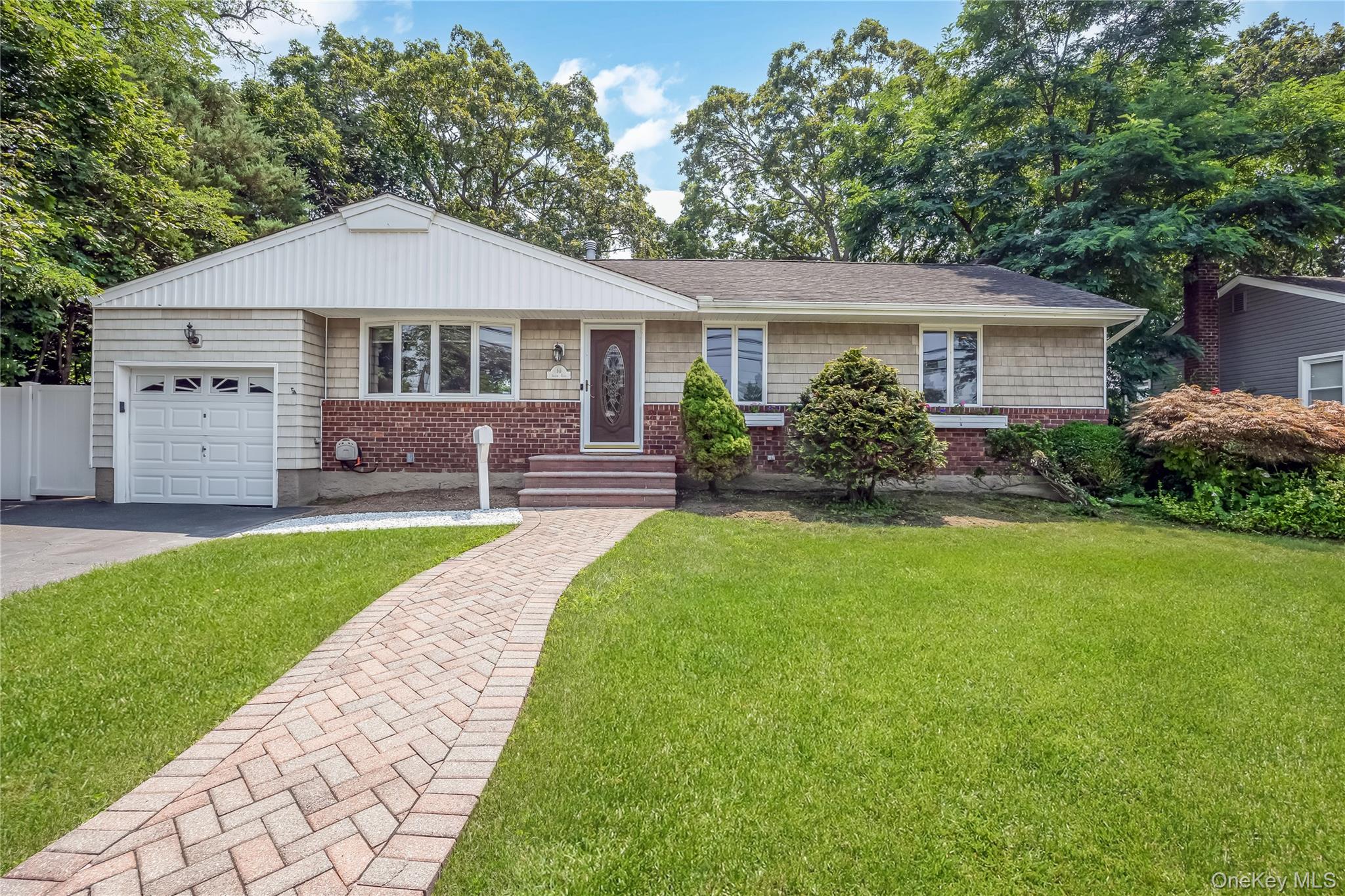 #1 photo, 10 Saxon Road, नासाउ काउंटी Farmingdale , NY 11735