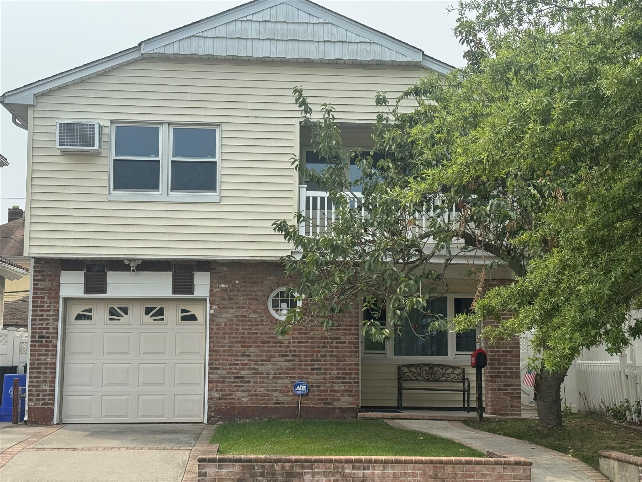 #1 photo, 270 W Hudson Street, नासाउ काउंटी Long Beach , NY 11561