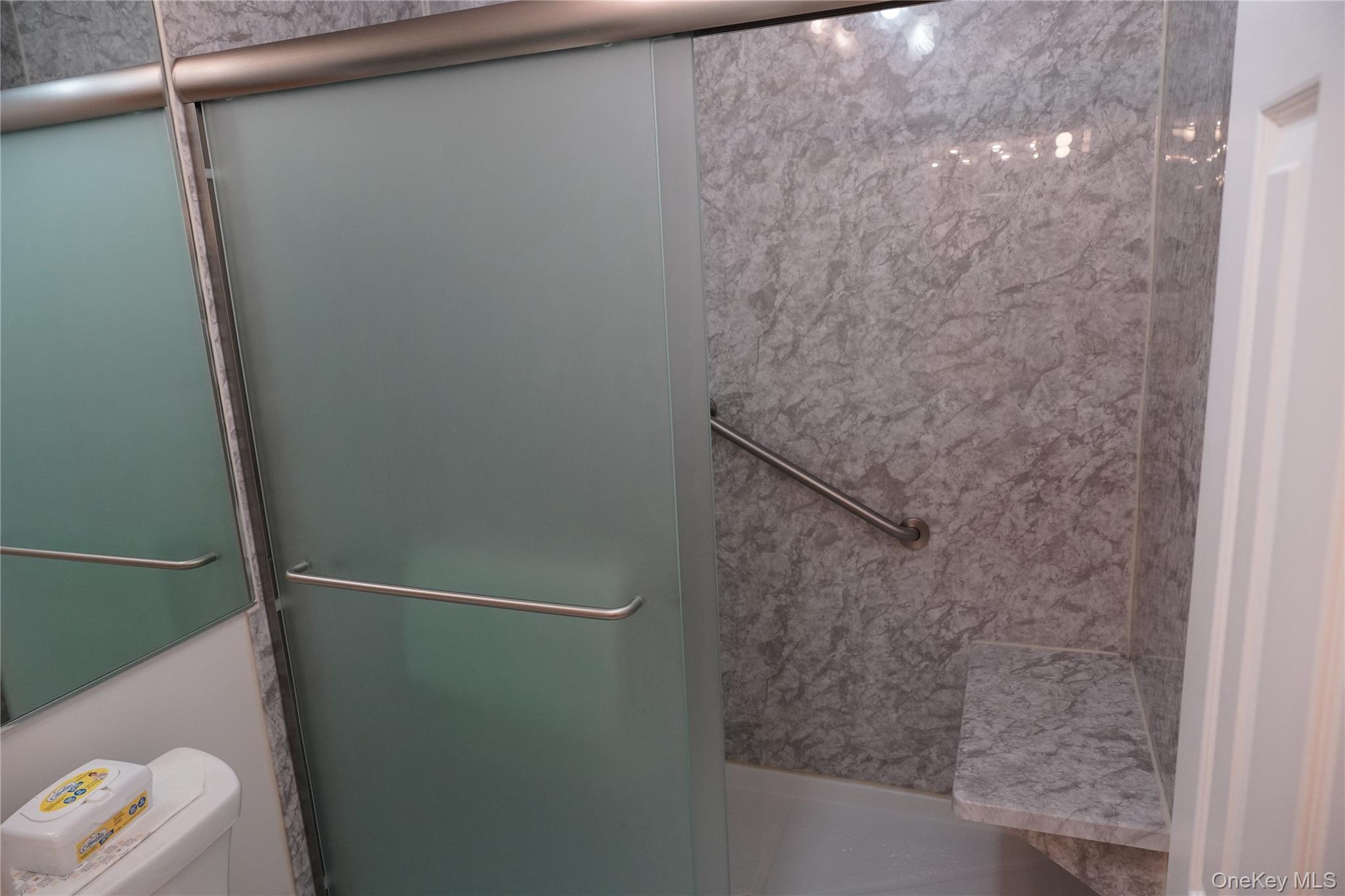 #13 photo, 12 Baldwin Court, サフォーク郡 Ridge , NY 11961