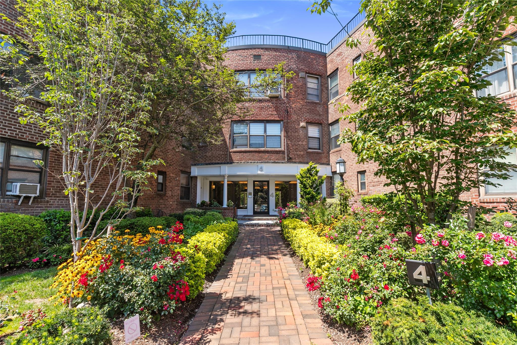 #1 photo, 4 Townhouse Place, ग्रेट नेक Great Neck , NY 11021