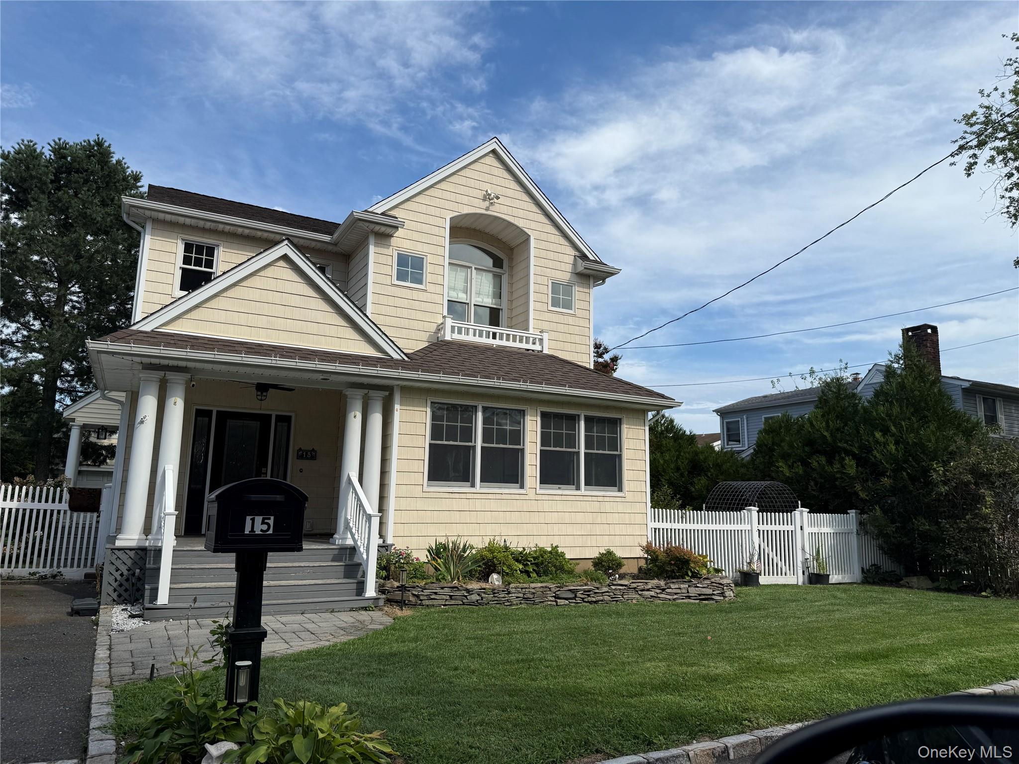 #1 photo, 15 14th Street, नासाउ काउंटी Bayville , NY 11709