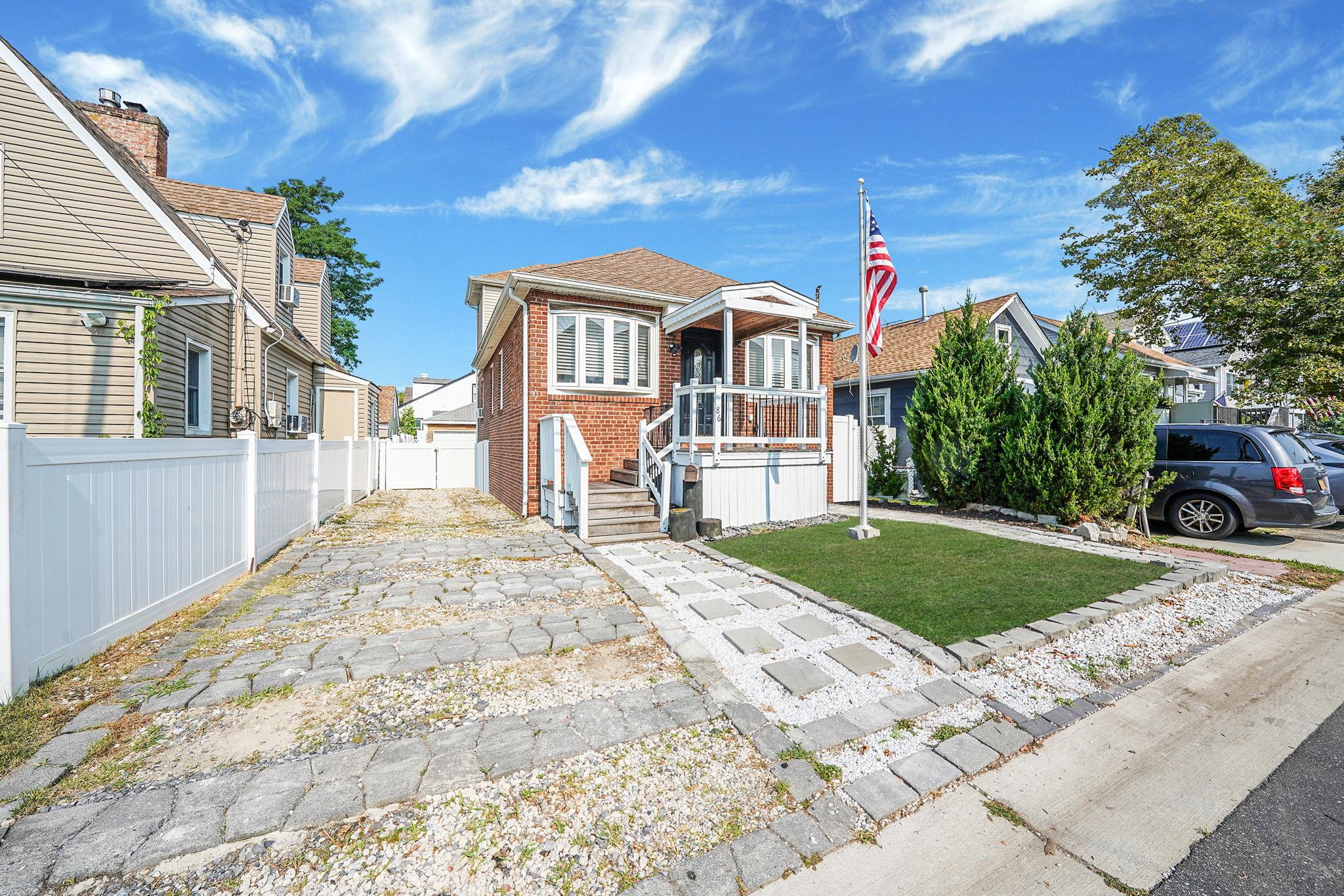 #1 photo, 86 West Boulevard, नासाउ काउंटी East Rockaway , NY 11518