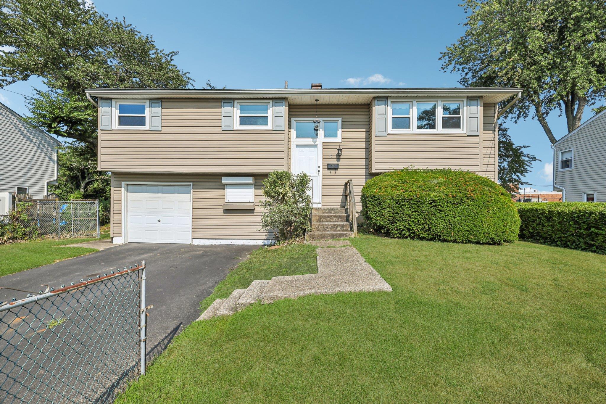 #1 photo, 47 Owens Street, सफ़ोक काउंटी Brentwood , NY 11717