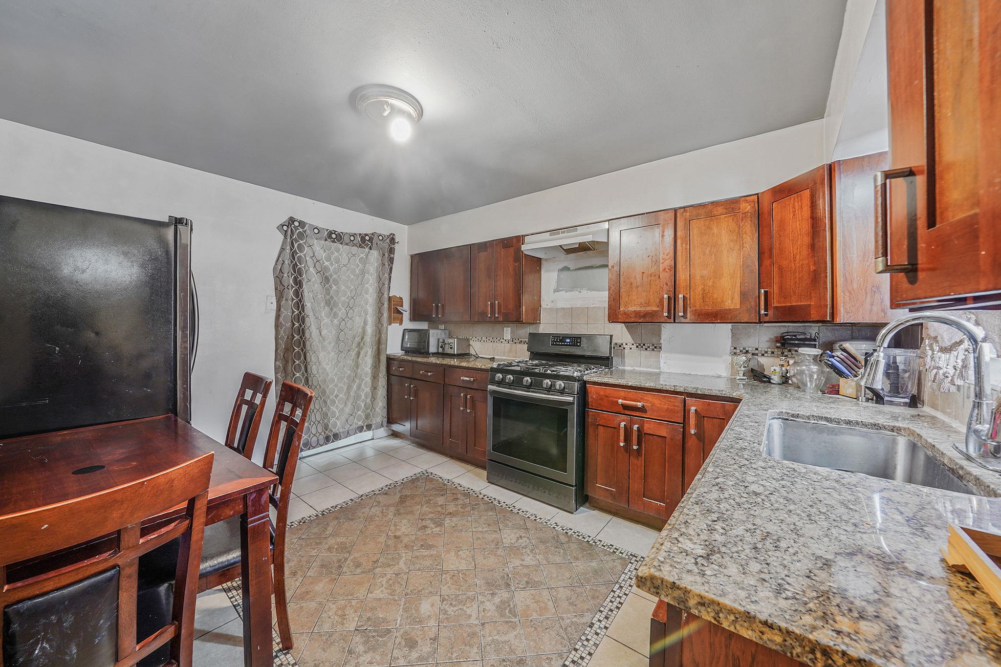 #9 photo, 8331 168th Street, クイーンズ区 Jamaica Estates , NY 11432