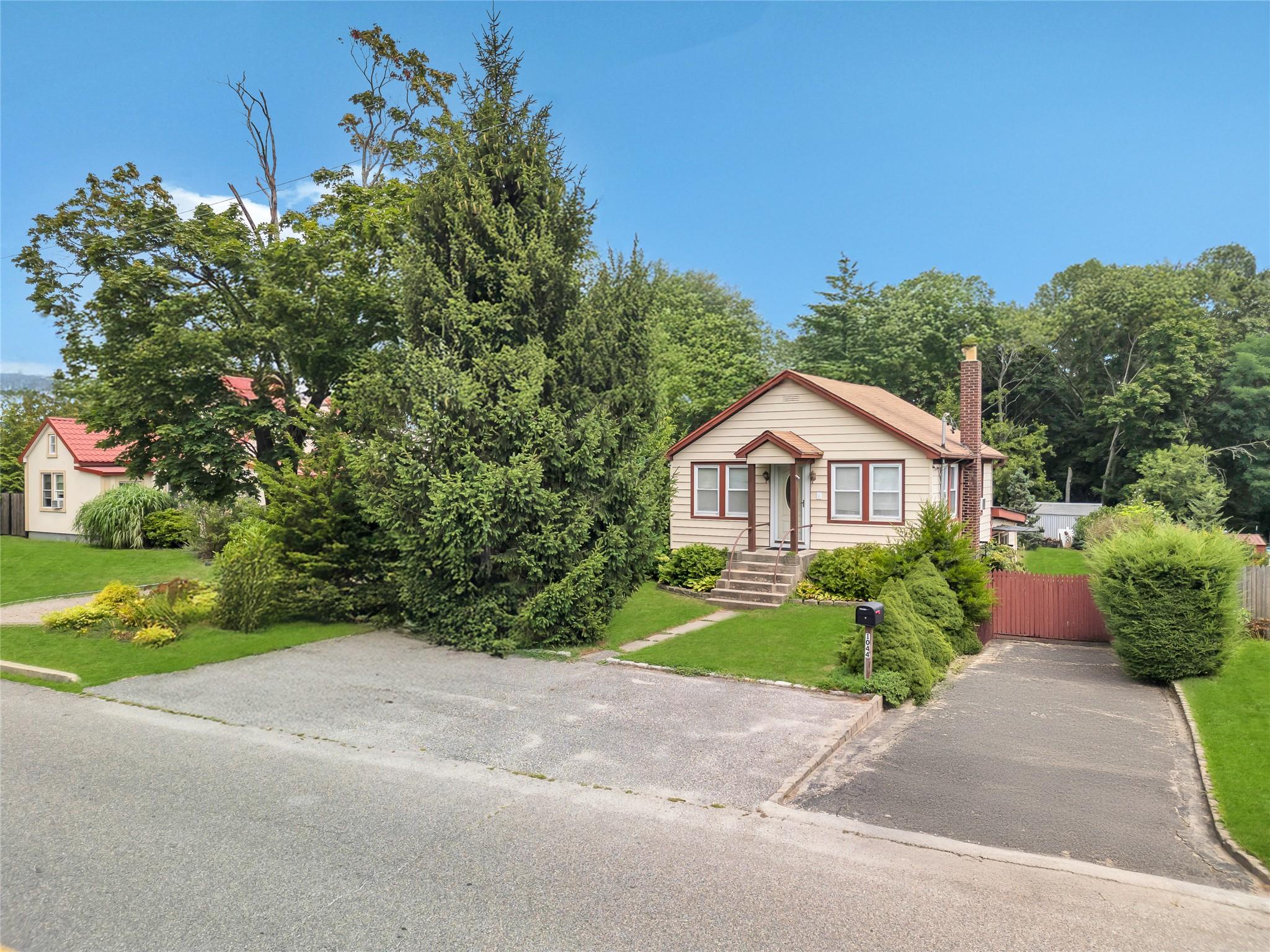 #1 photo, 1044 Woodcrest Avenue, Riverhead , NY 11901