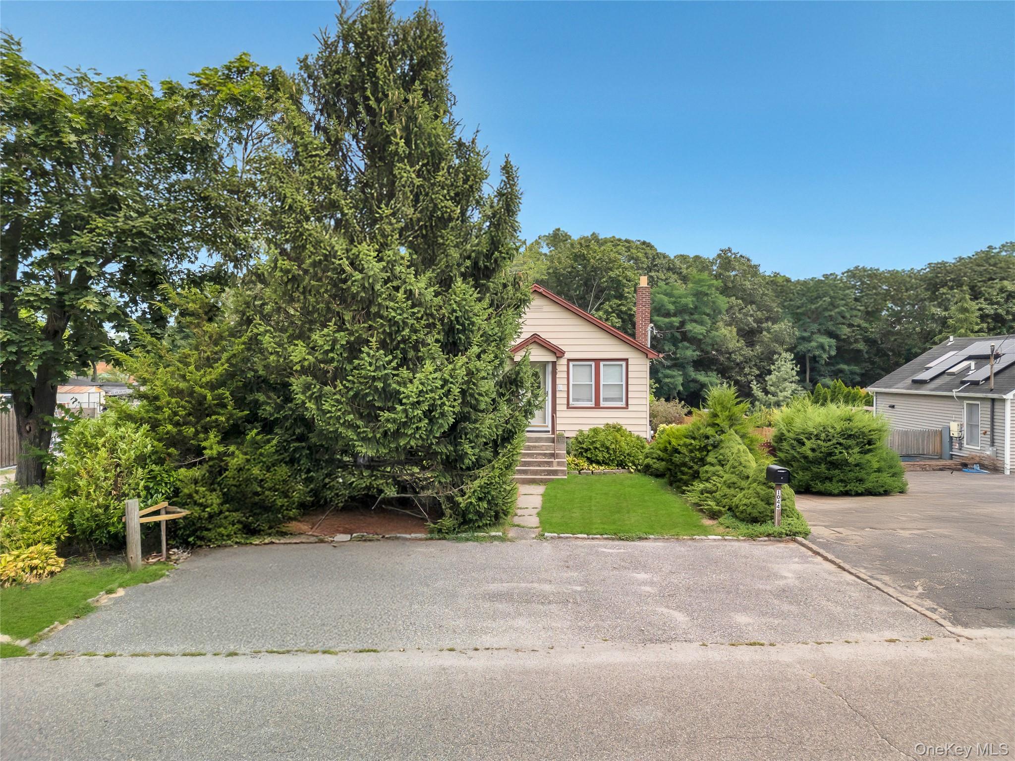 #2 photo, 1044 Woodcrest Avenue, Riverhead , NY 11901