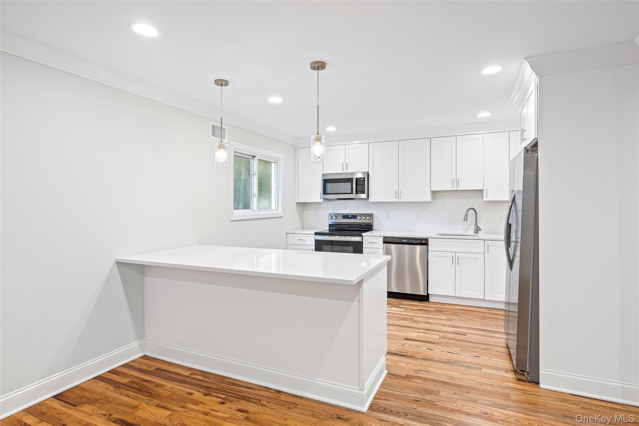 #1 photo, 76 Teddy Court, सफ़ोक काउंटी Ronkonkoma , NY 11779