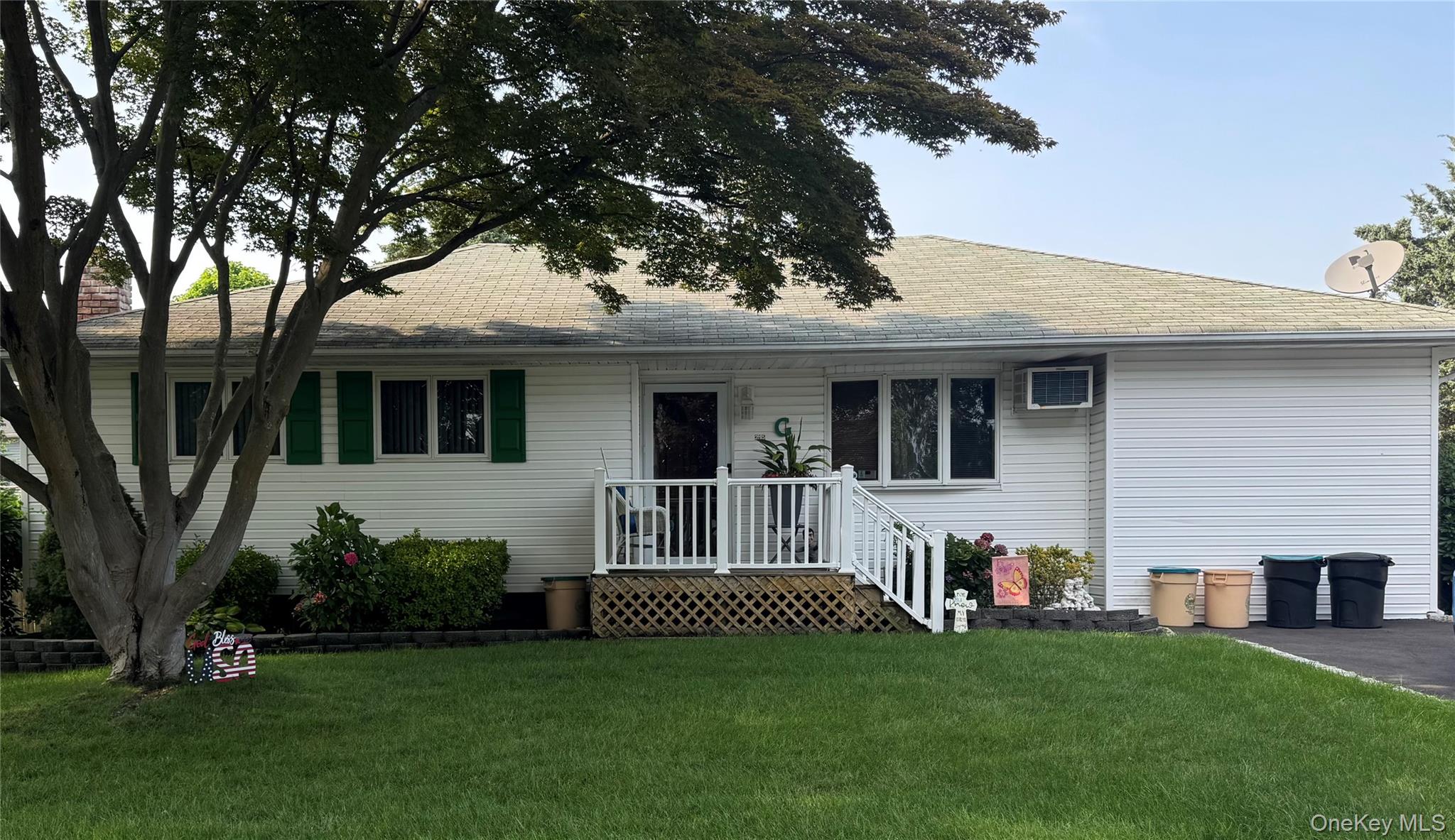 #1 photo, 215 Muriel Street, Саффолк ‖ Holbrook , NY 11741