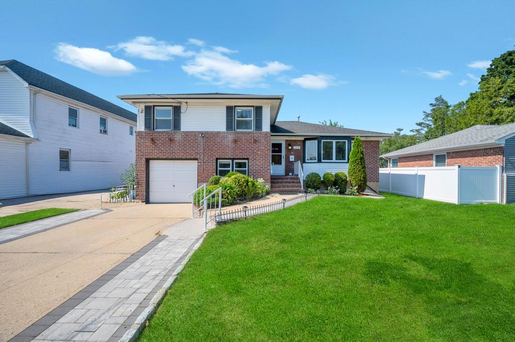 #1 photo, 129 8th Street, हिक्सविले Hicksville , NY 11801