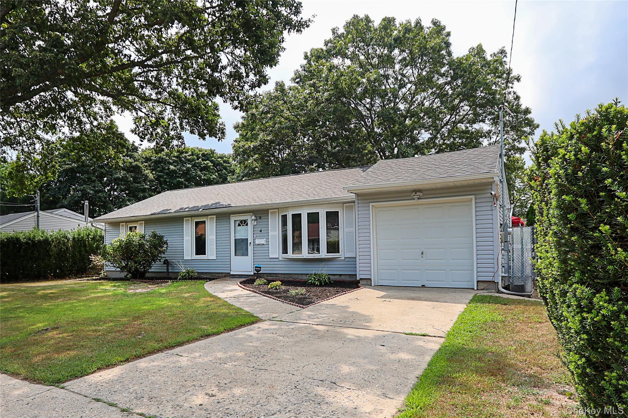 #1 photo, 4 Naples Avenue, सफ़ोक काउंटी Central Islip , NY 11722