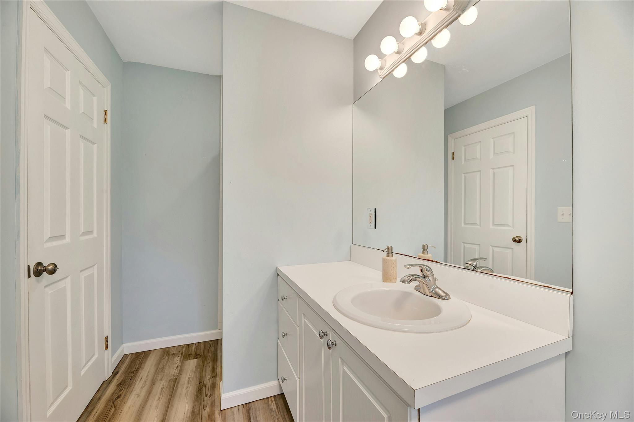 #18 photo, 2 Fairview Street, サフォーク郡 Westhampton , NY 11977