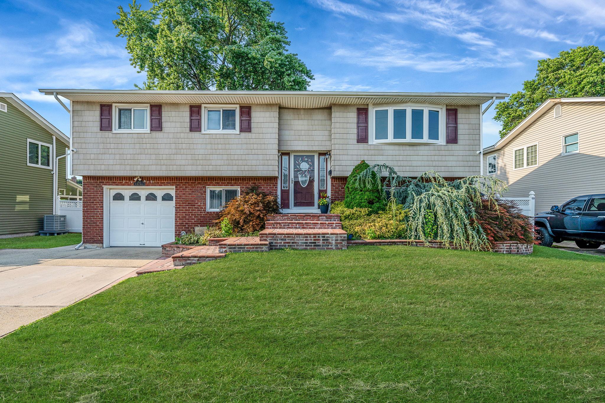 #1 photo, 207 N Elm Street, Massapequa , NY 11758