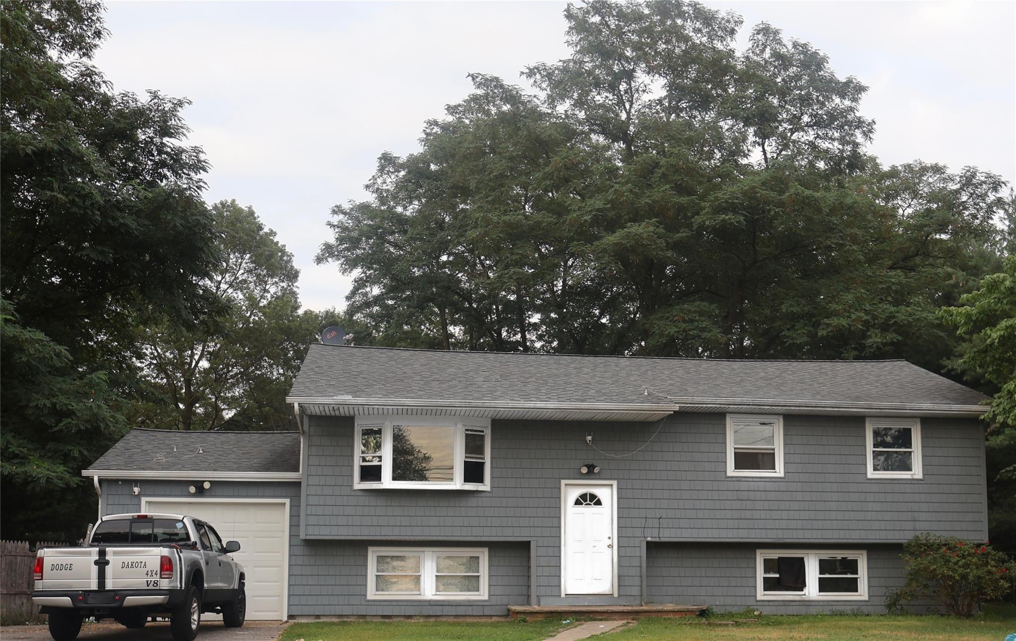 #1 photo, 113 Nicoll Avenue, サフォーク郡 Central Islip , NY 11722