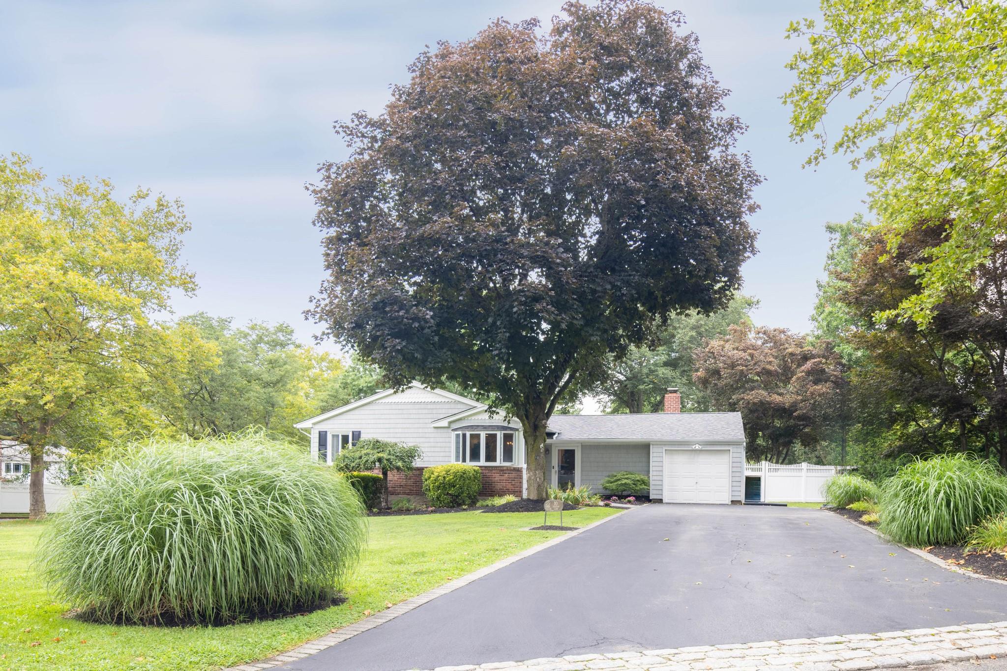 #1 photo, 10 Treetop Lane, سوفولك East Northport , NY 11731