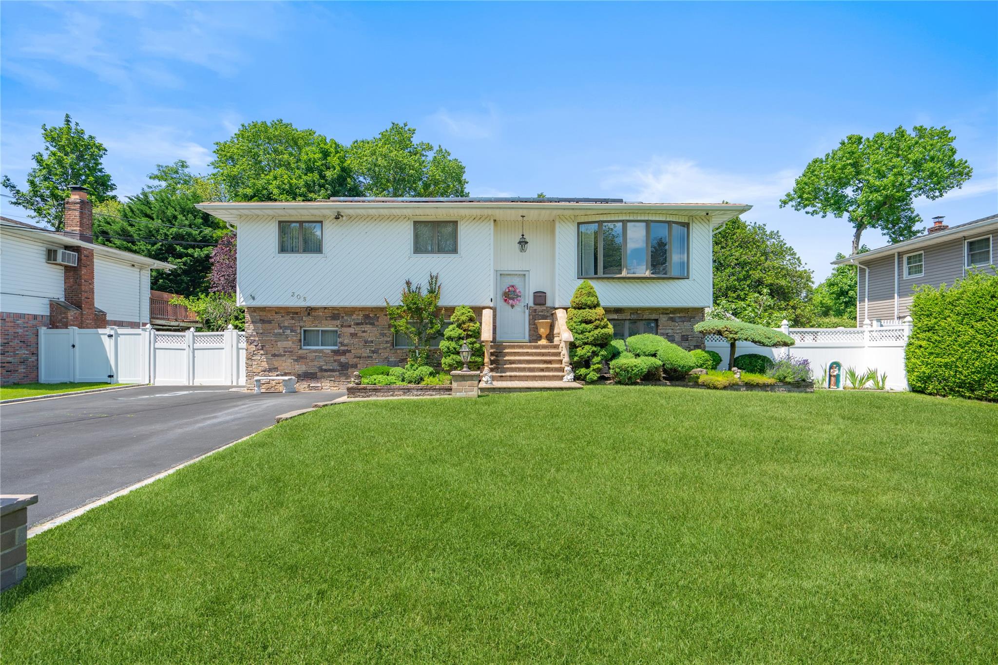 #1 photo, 305 Alfred Street, سوفولك North Babylon , NY 11703