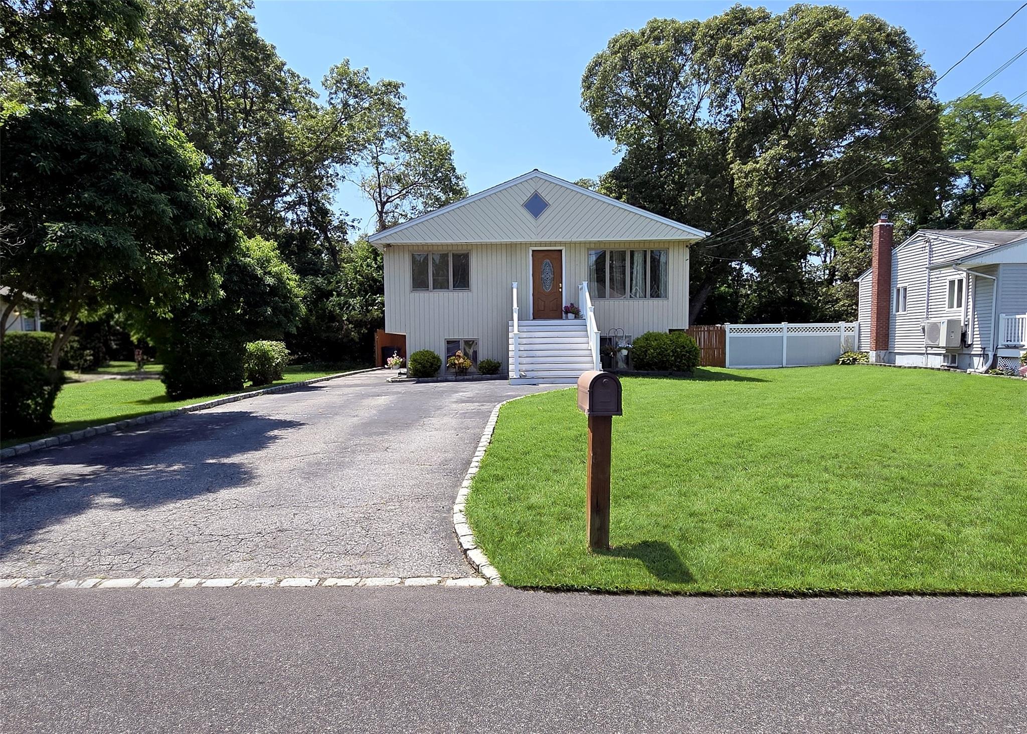 #1 photo, 62 Frances Boulevard, サフォーク郡 Holtsville , NY 11742