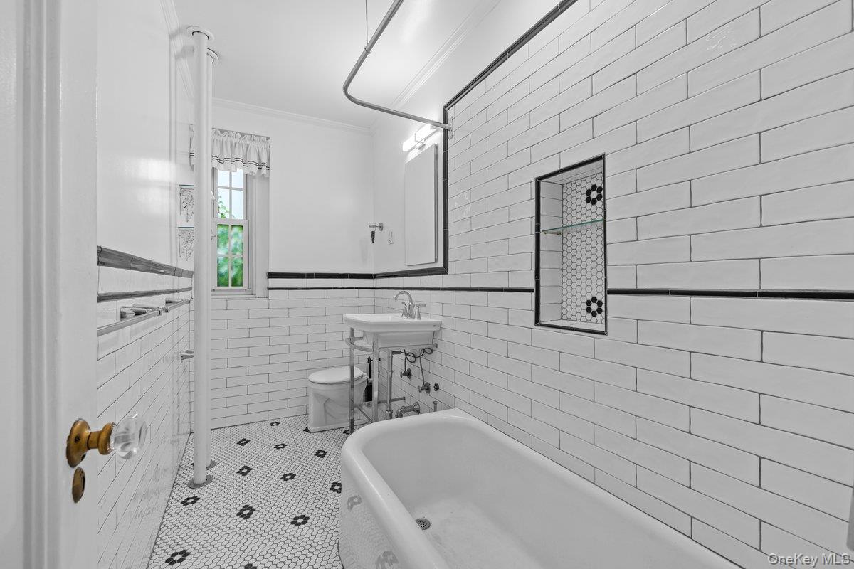 #13 photo, 525 W 238th Street, Bronx , NY 10463