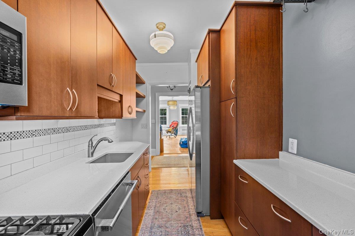 #6 photo, 525 W 238th Street, Bronx , NY 10463