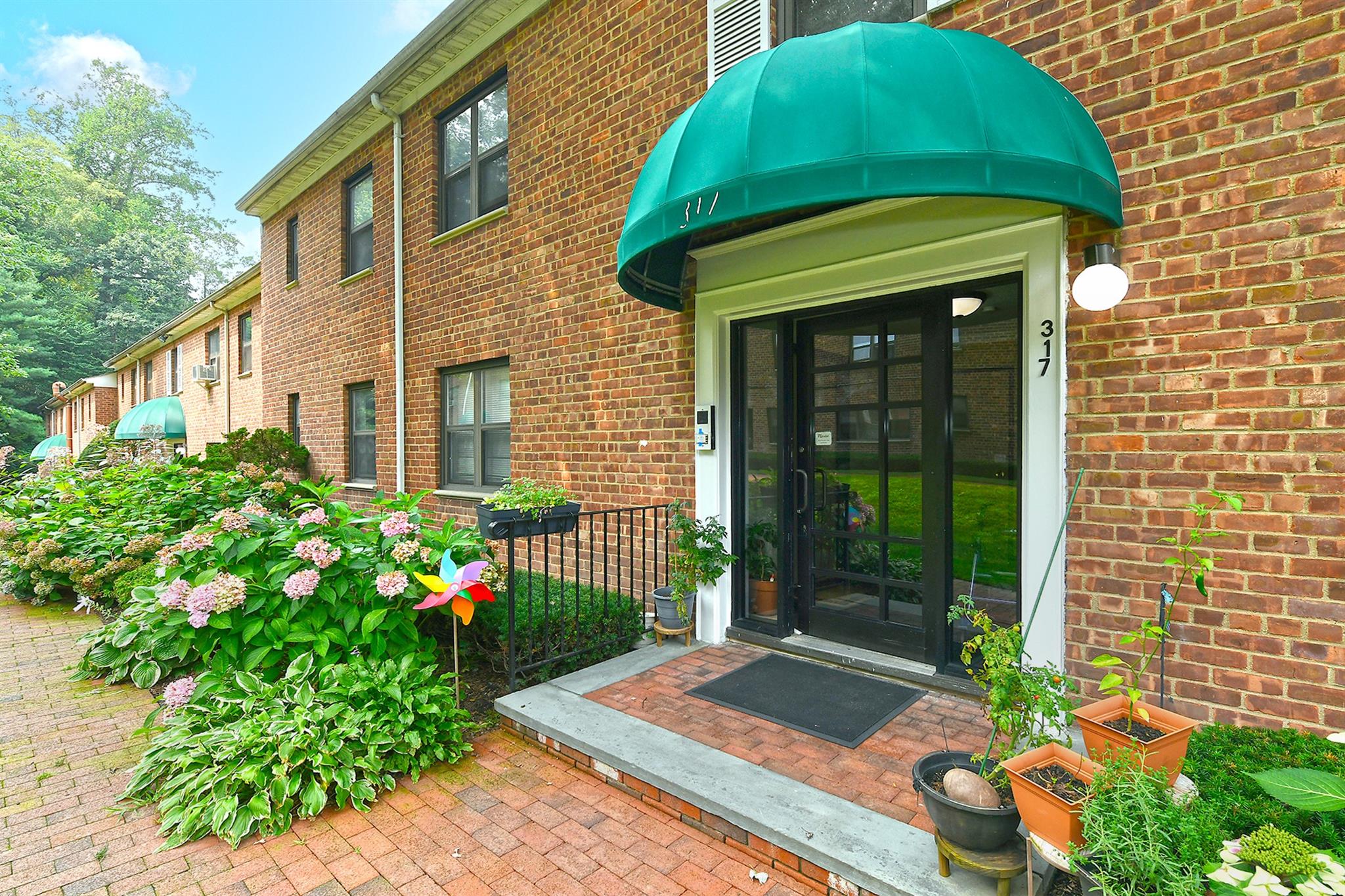 #1 photo, 317 Main Street, ナッソー郡 Roslyn Heights , NY 11576