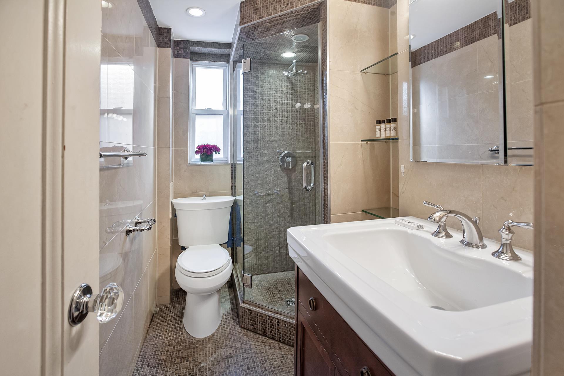 #4 photo, 333 E 43RD Street, マンハッタン Turtle Bay , NY 10017