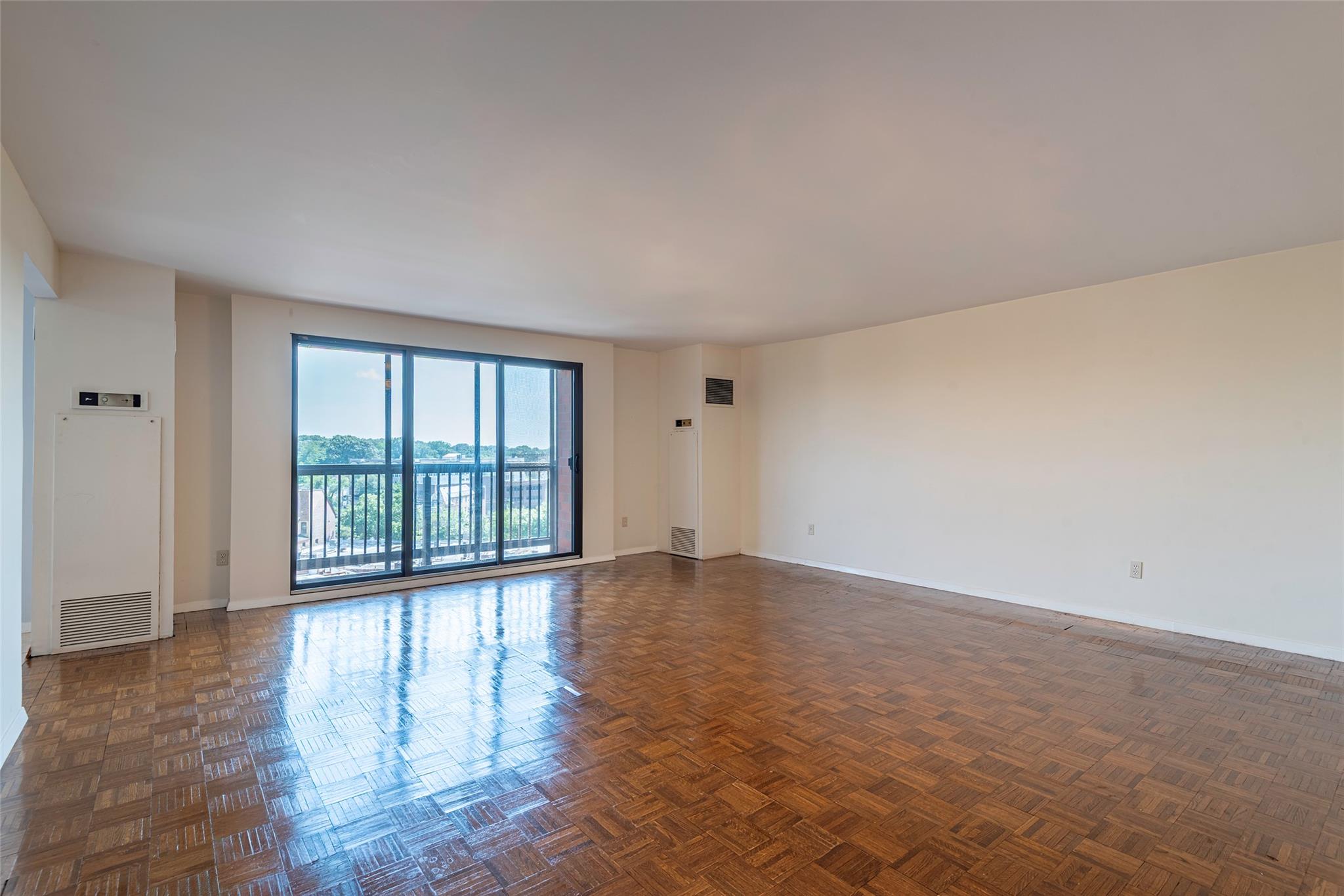 #2 photo, 12 Bond Street, ナッソー郡 Great Neck , NY 11021