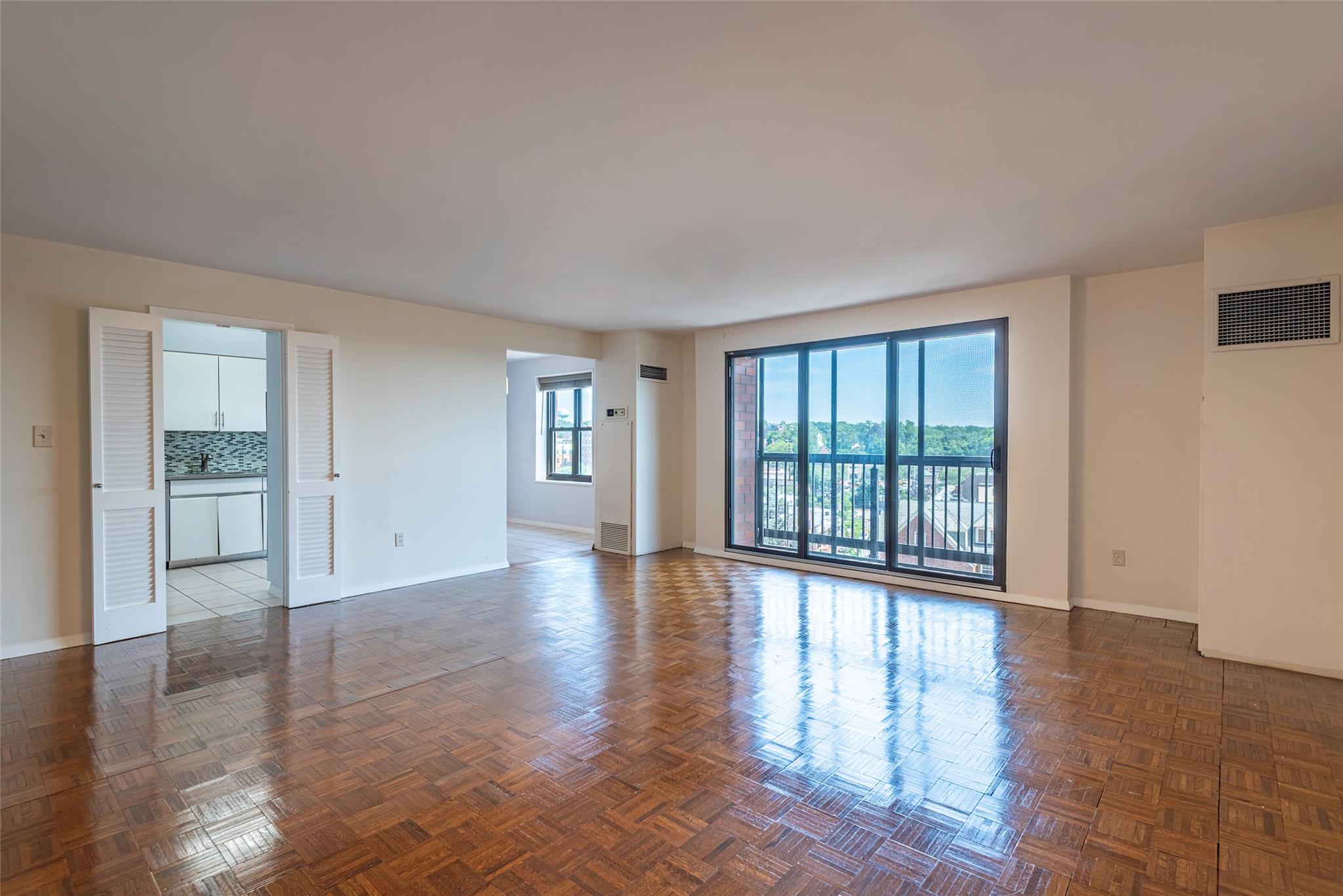 #3 photo, 12 Bond Street, ナッソー郡 Great Neck , NY 11021