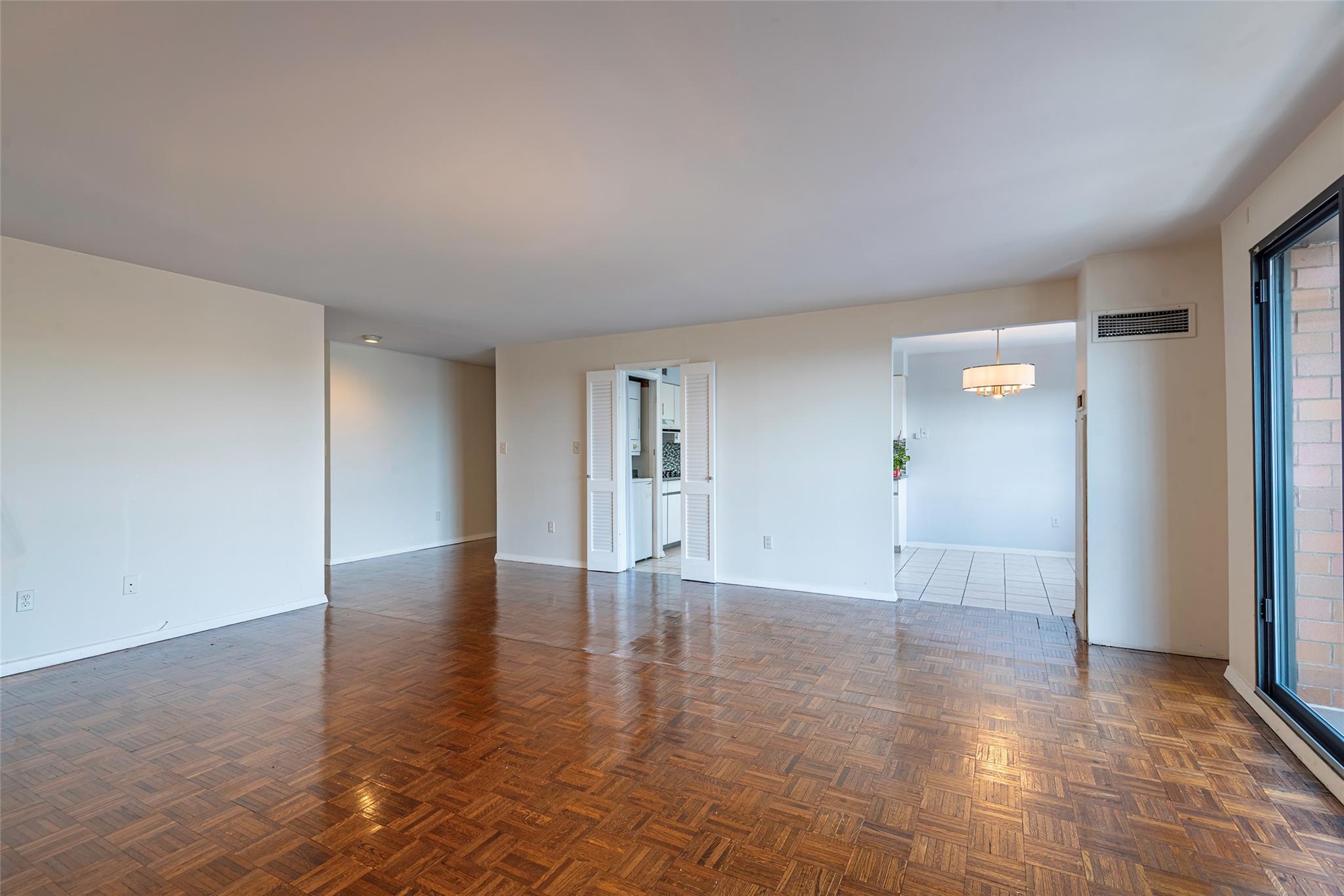 #4 photo, 12 Bond Street, ナッソー郡 Great Neck , NY 11021