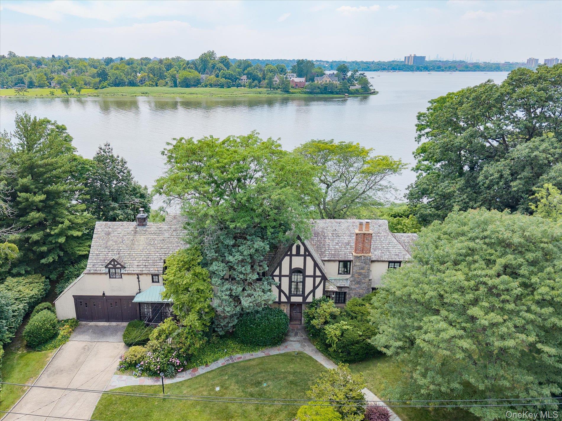 #1 photo, 6 Shore Drive, ナッソー郡 Great Neck , NY 11021