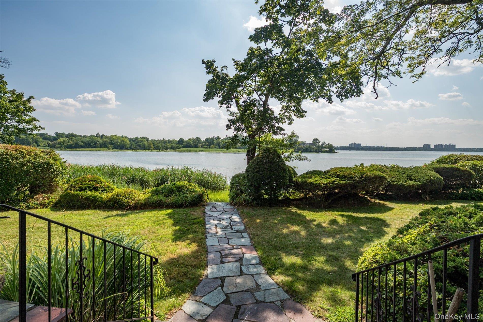 #2 photo, 6 Shore Drive, ナッソー郡 Great Neck , NY 11021