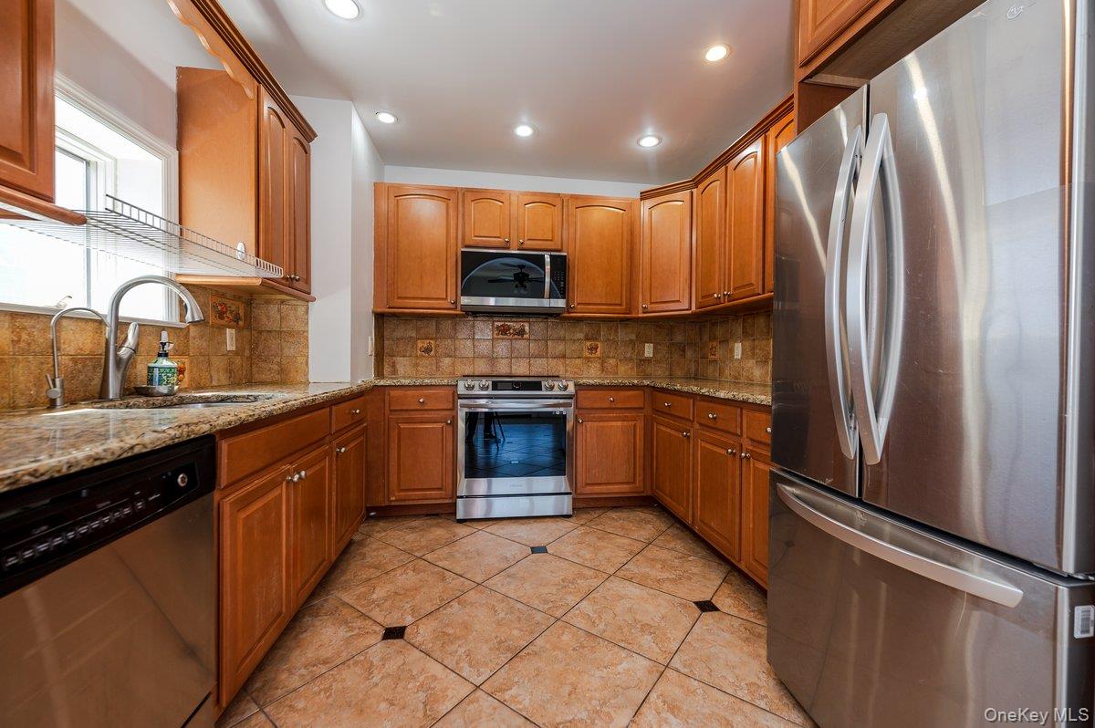 #5 photo, 1861 Hering Avenue, Bronx , NY 10461