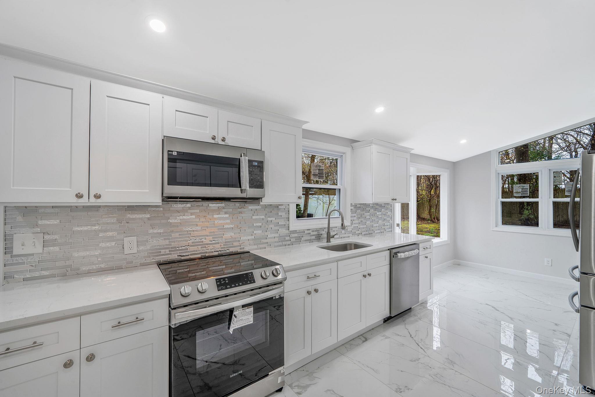 #12 photo, 22 Pantzer Street, サフォーク郡 Smithtown , NY 11787