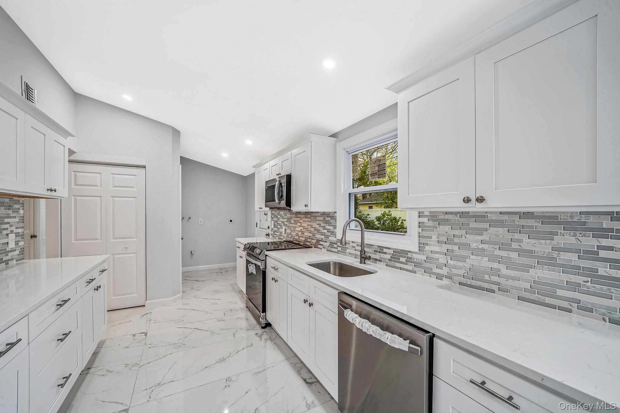 #17 photo, 22 Pantzer Street, サフォーク郡 Smithtown , NY 11787