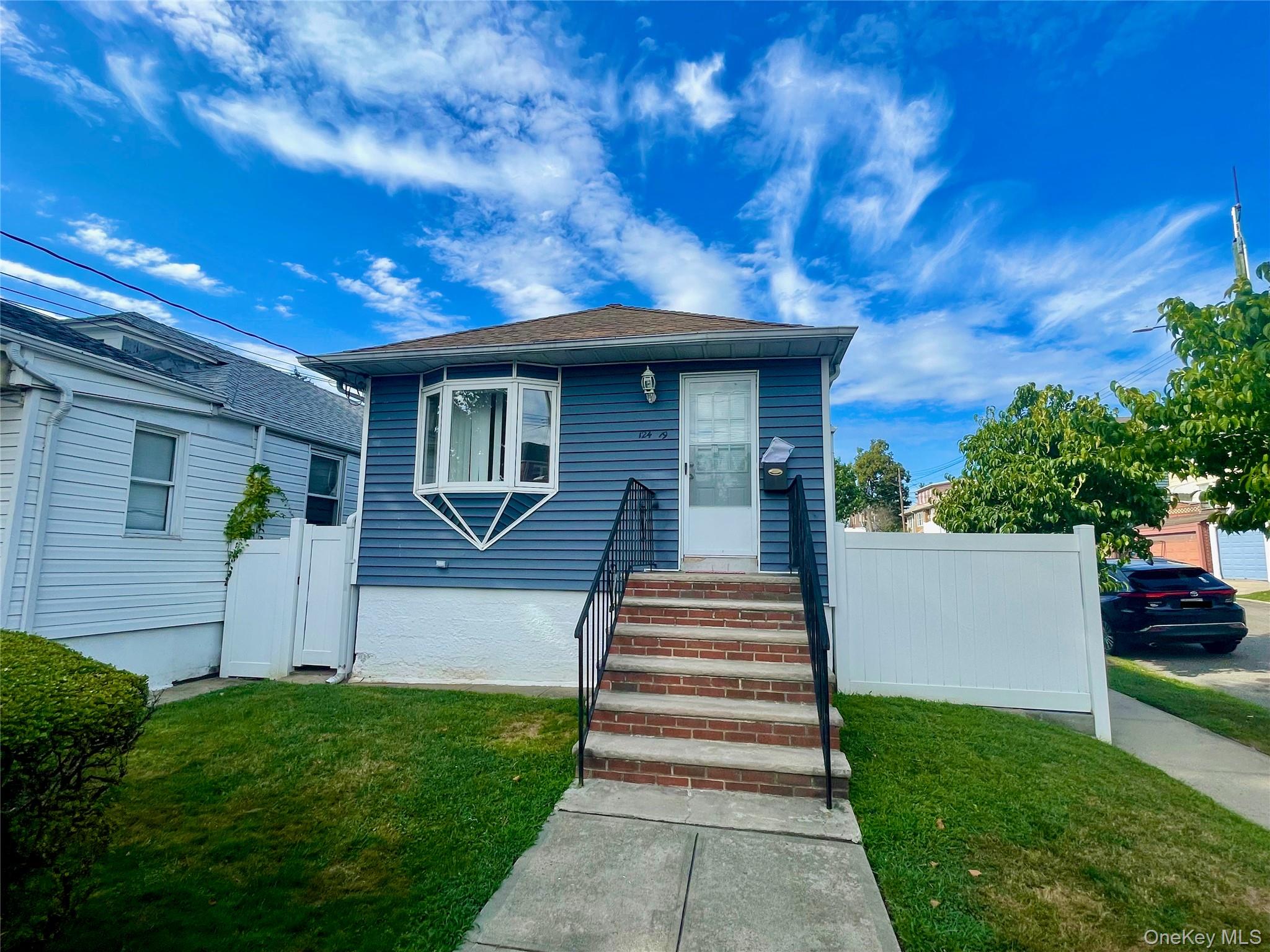 #1 photo, 12419 6th Avenue, कॉलेज पॉइंट College Point , NY 11356