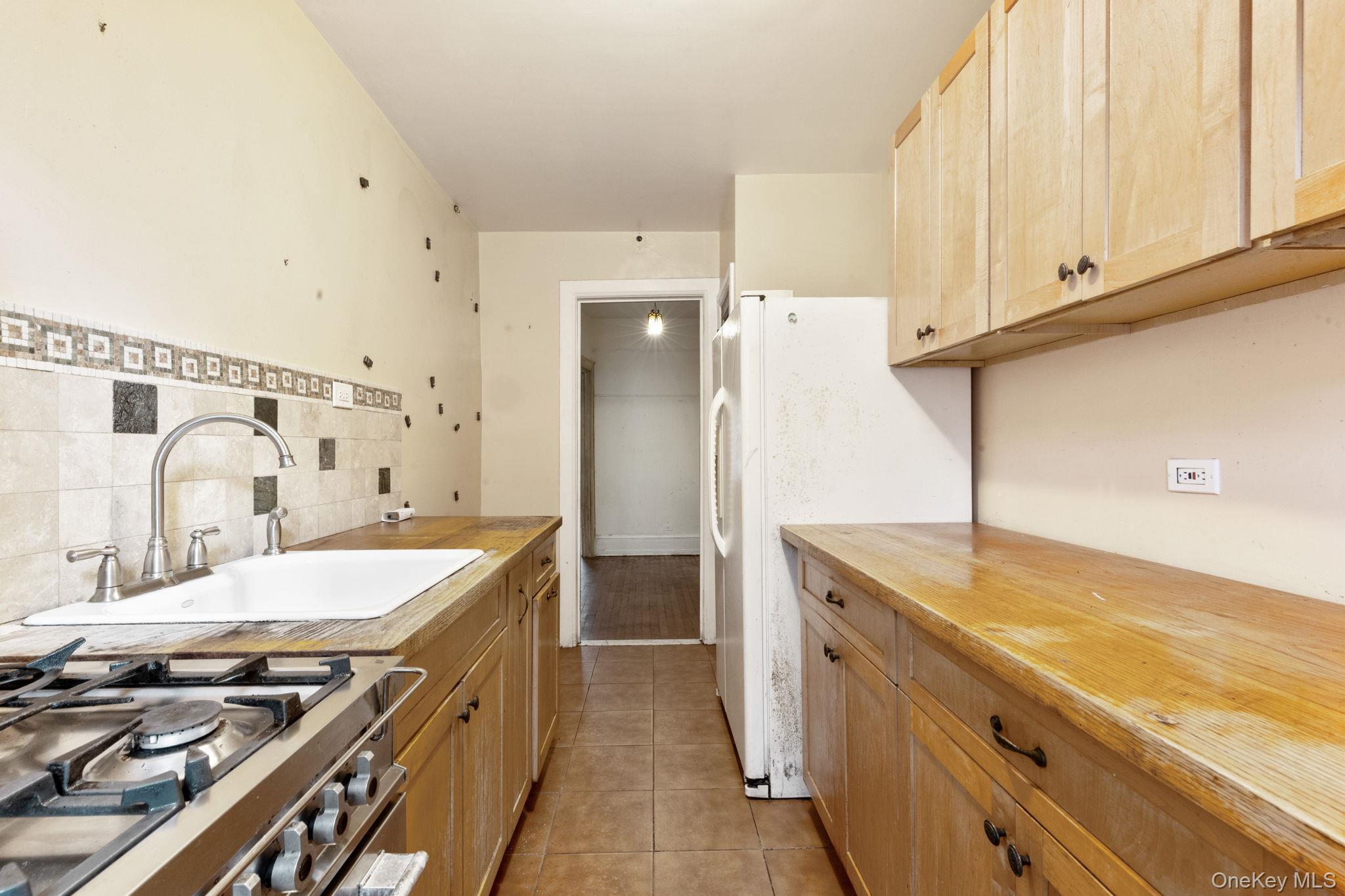 #16 photo, 525 W 238th Street, Bronx , NY 10463