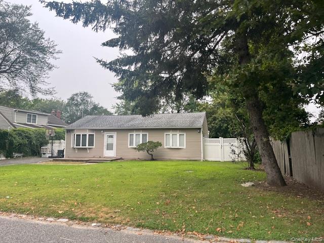 #1 photo, 16 Lincoln Drive, सफ़ोक काउंटी Oakdale , NY 11769