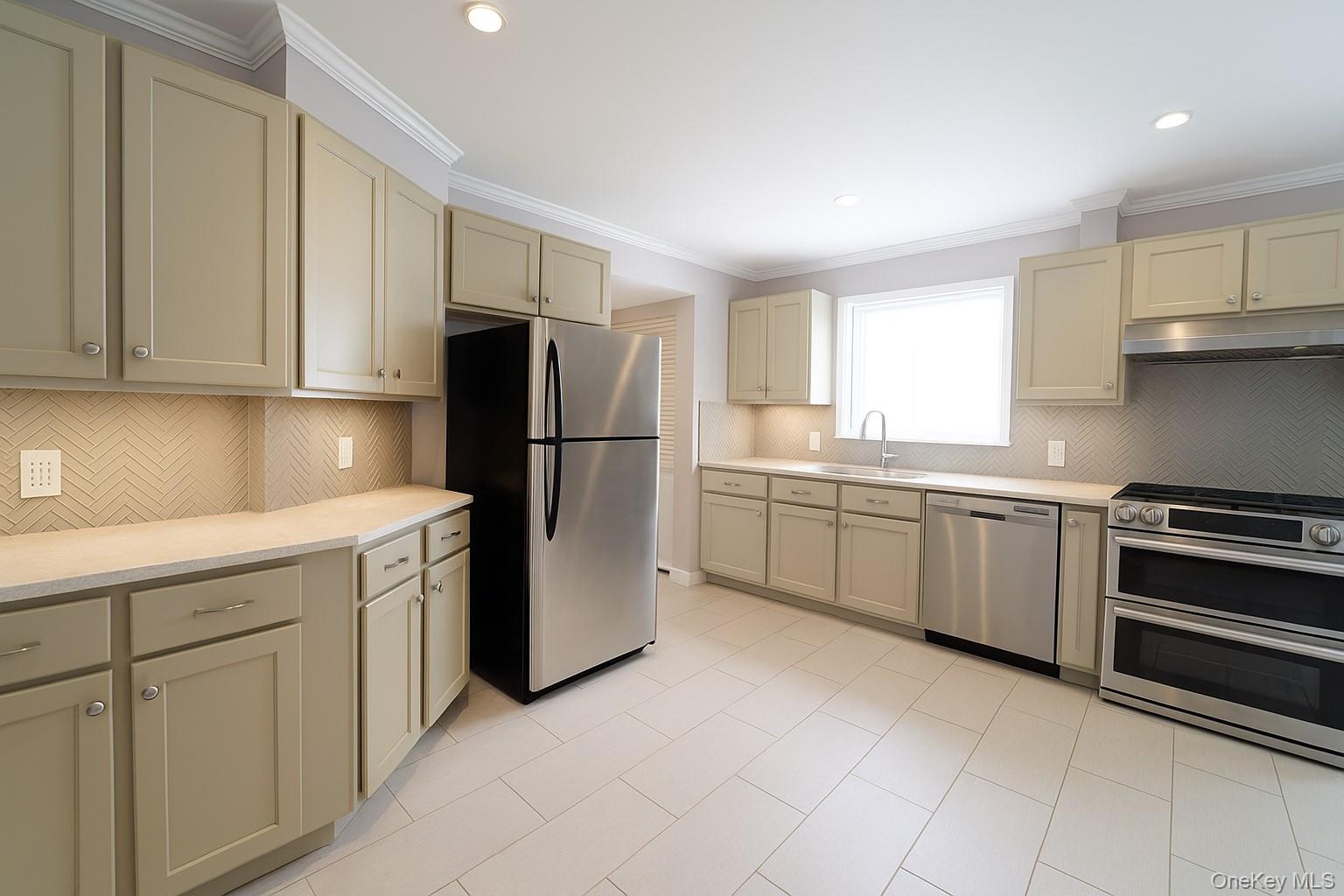 #5 photo, 642 Salisbury Park Drive, Westbury , NY 11590