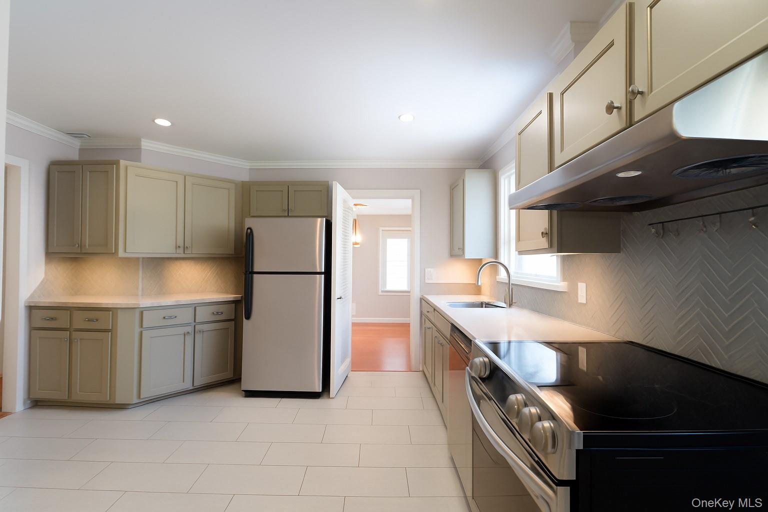 #7 photo, 642 Salisbury Park Drive, Westbury , NY 11590